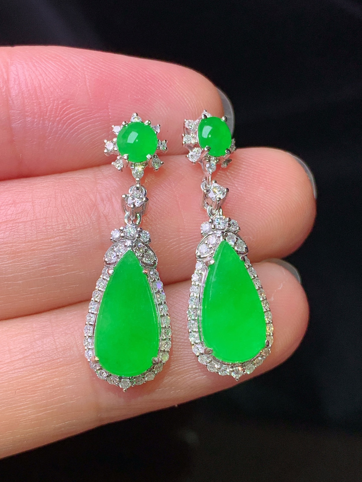 18k金钻镶嵌满绿水滴耳坠 玉质细腻 色泽艳丽清新 水润亮眼 整体尺寸28.8*8.5*5.3f1