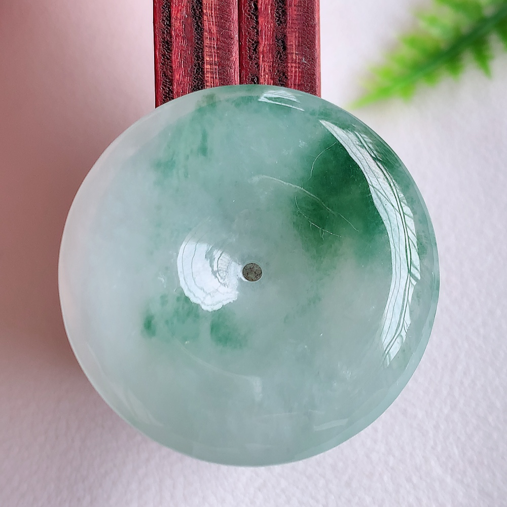 冰润飘花平安扣吊坠，厚装饱满，冰润剔透，细腻水足，种质润泽，飘花灵动，佩戴优雅大气，W   1415.22尺寸：30.5-5.7mm