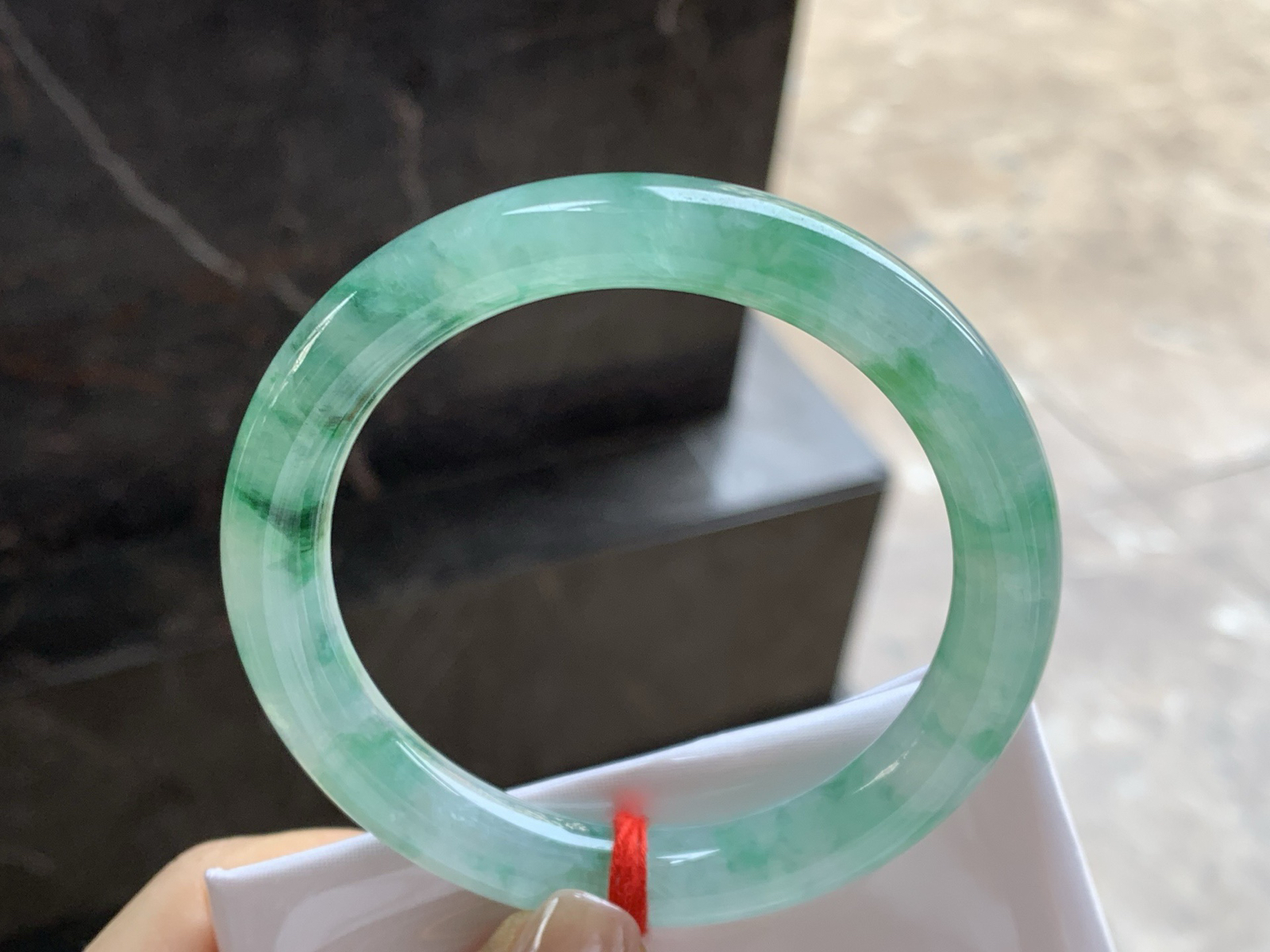 56.5-9.9

飘绿花圆条手镯^_^水润十足 绿花点缀