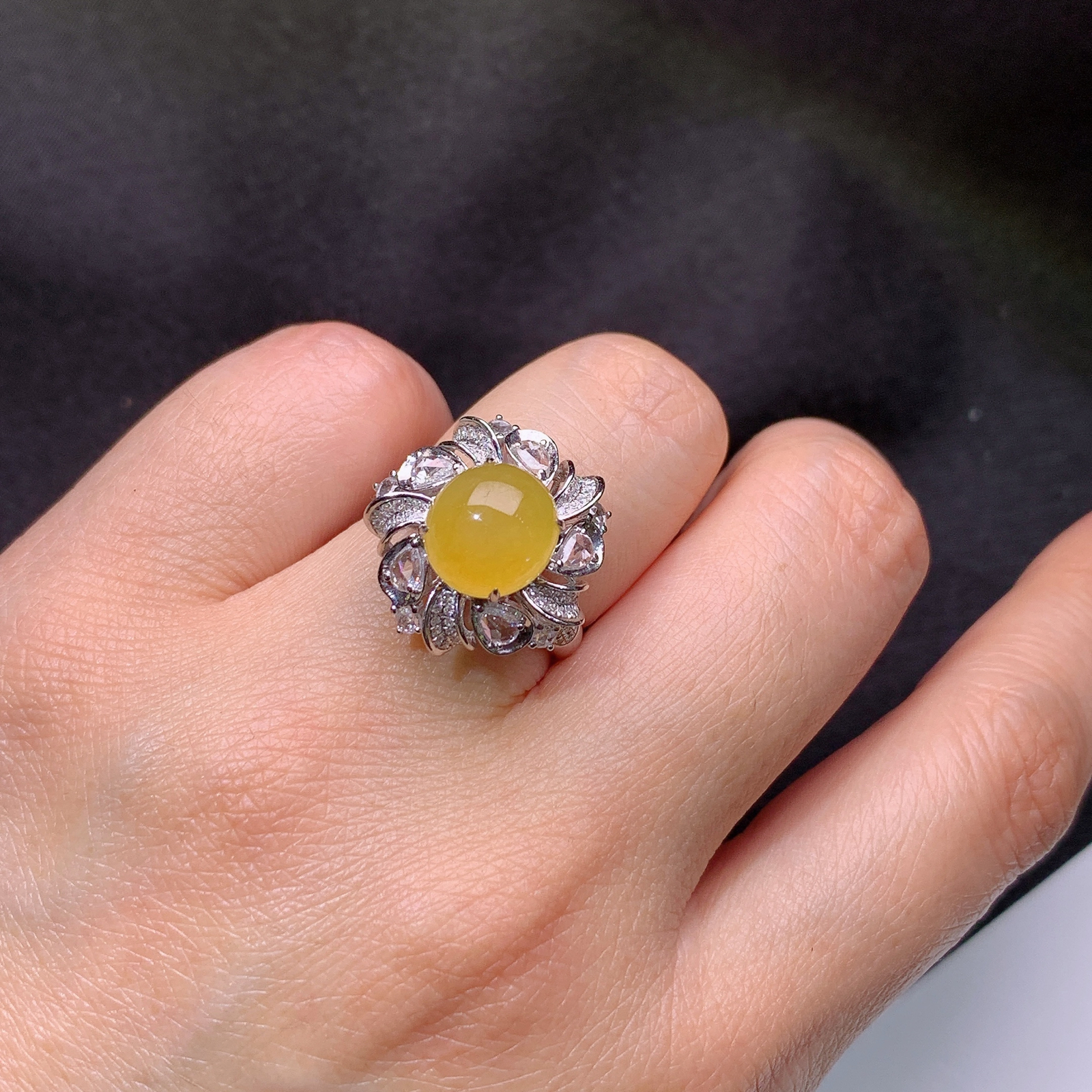 冰黄翡蛋面戒指，18k金镶嵌，冰润鲜艳，玉质细腻，种水足，Ych 尺寸9.3*8.7*4.5