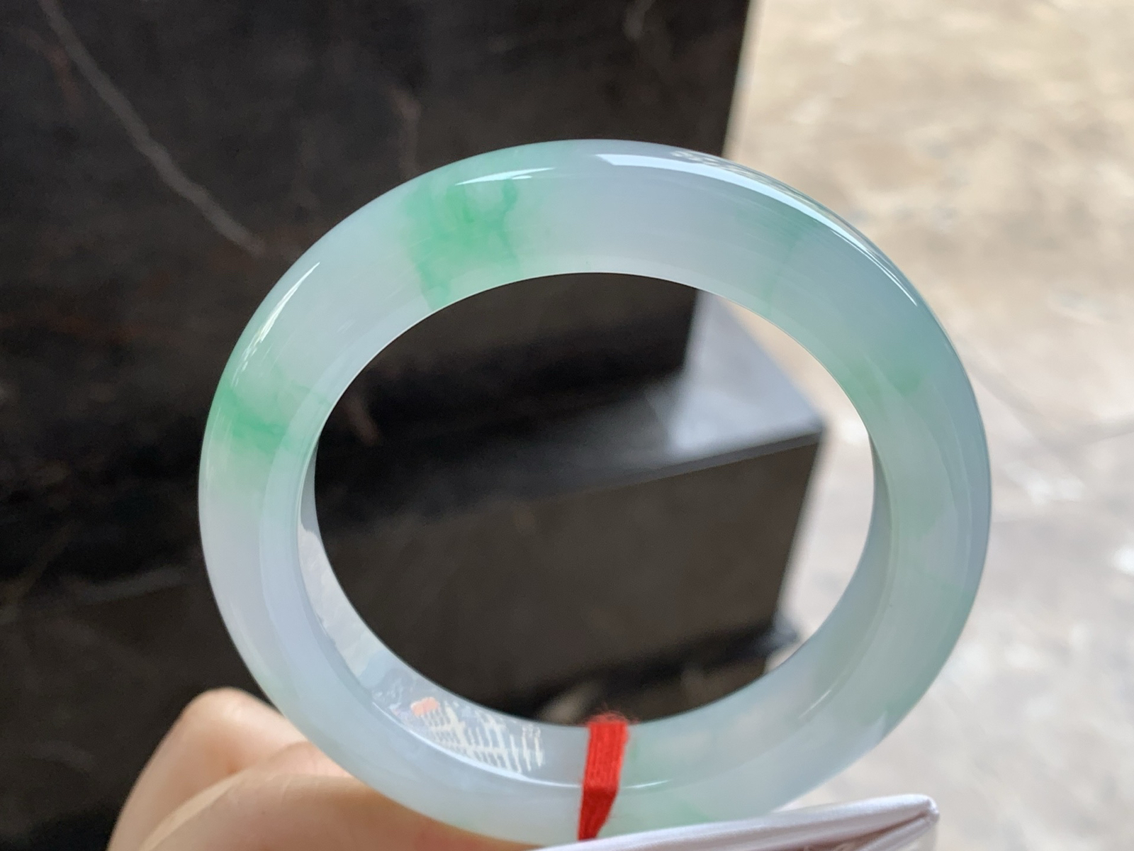 60-12.1-11.2

冰种带色大圈口手镯^_^有种有色～品质大圈口