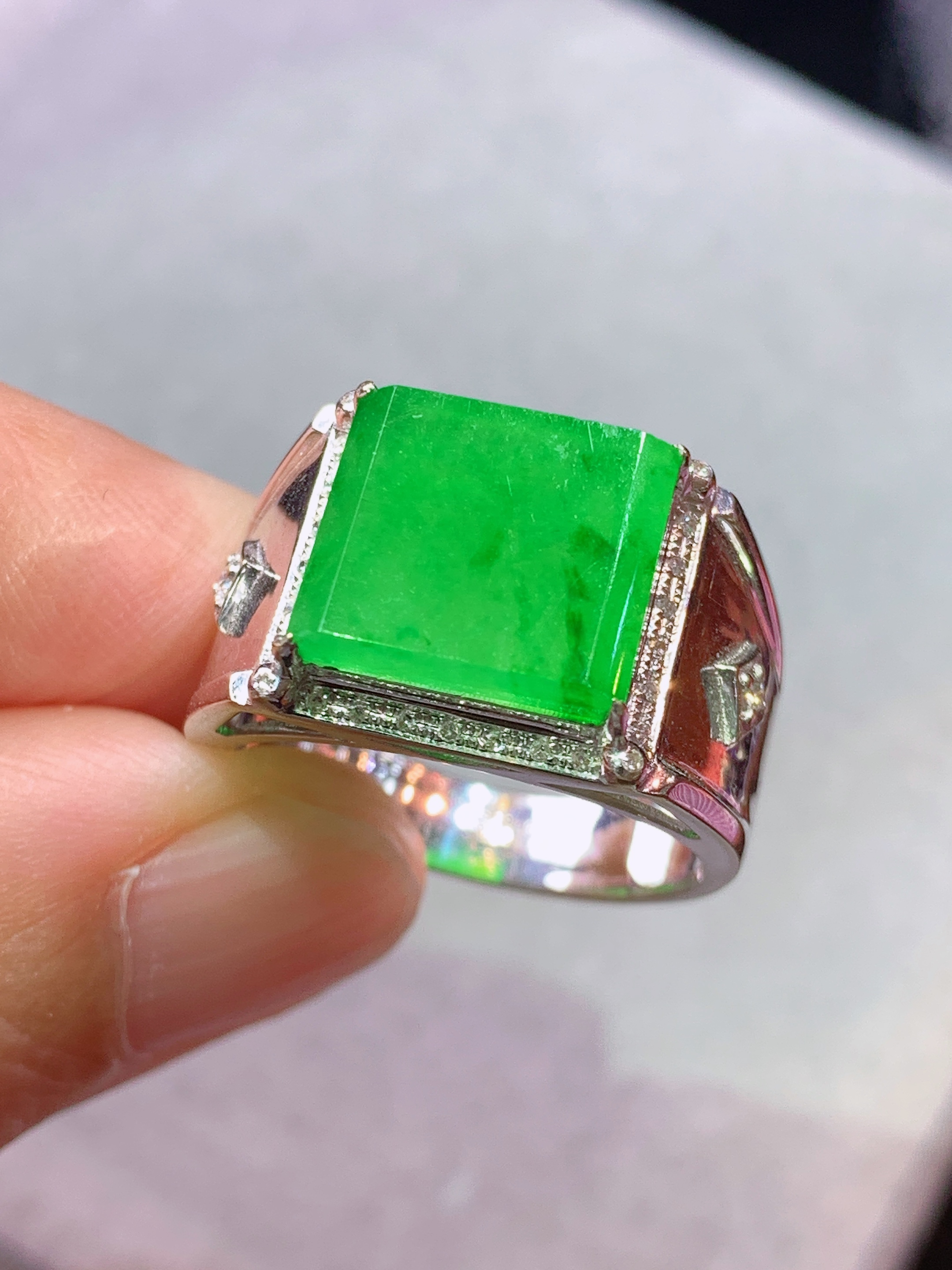 18k金钻镶嵌冰阳绿马鞍戒指 玉质细腻 色泽艳丽清新 水润亮眼 圈口16 整体尺寸9.8*11*2.5j3