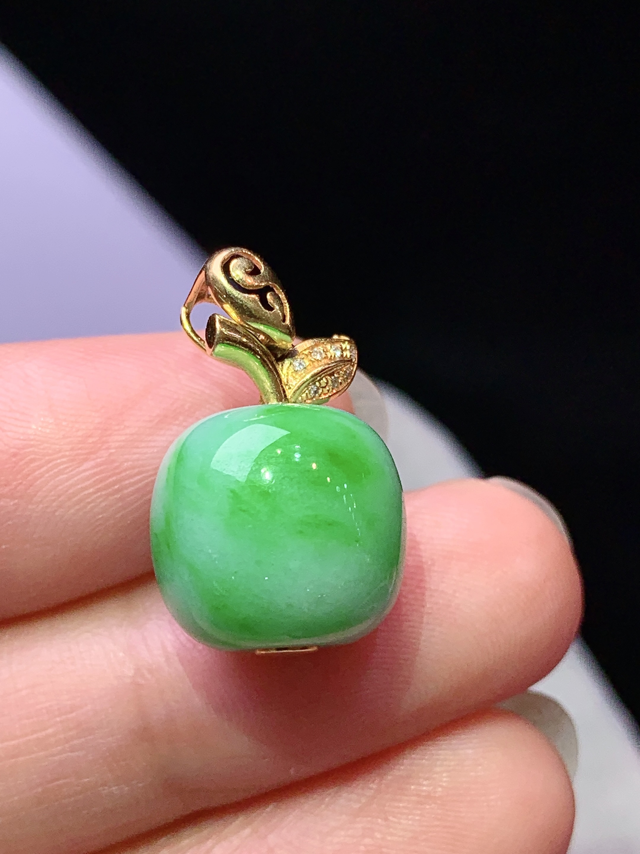 18k金钻镶嵌飘绿苹果吊坠 玉质细腻 色泽艳丽清新 水润亮眼 整体尺寸20.3*12.8*11.8b1