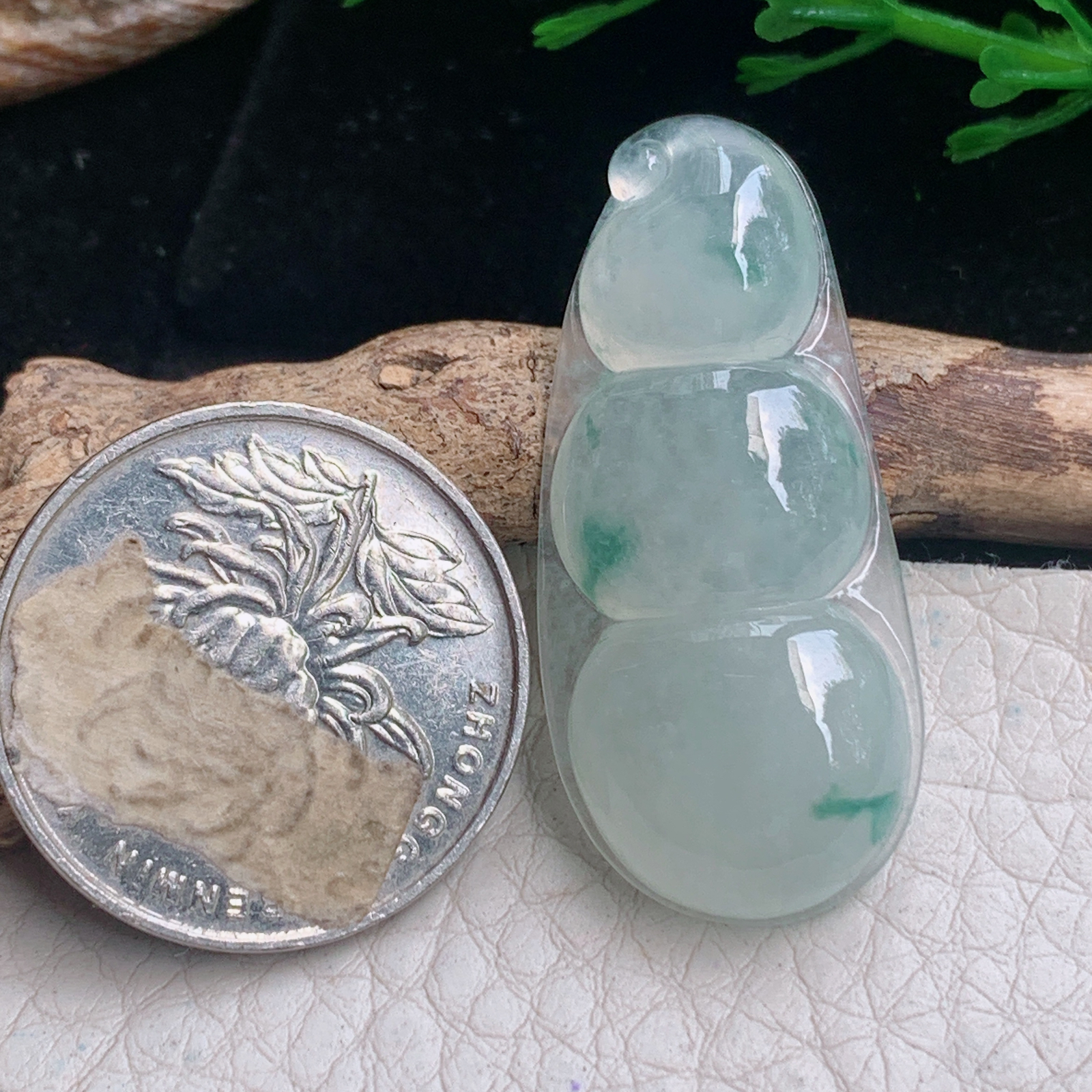 lz实拍37.5*17.3*6天然缅甸翡翠冰飘花饱满平安豆 福豆玉吊坠 玉挂件