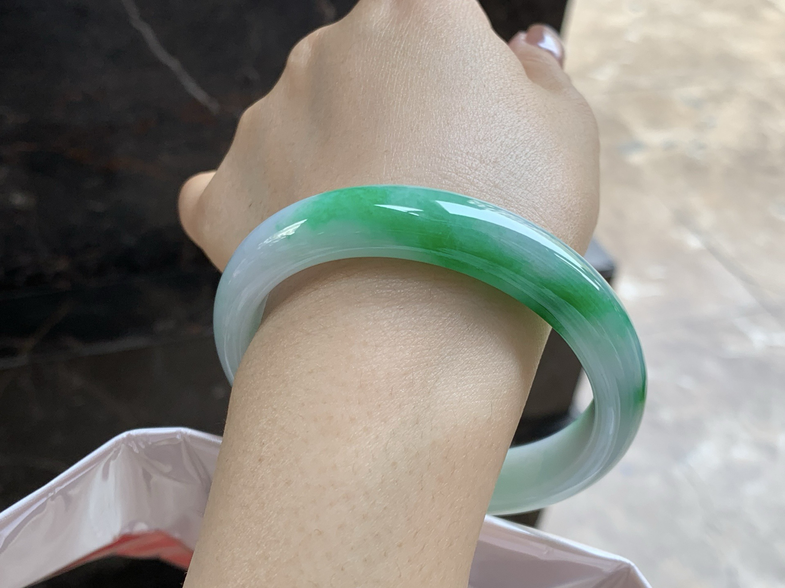 57.5-12.5-8.2

阳绿色手镯^_^底子细腻干净 绿色浓郁大气