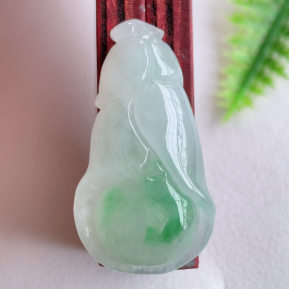 冰润飘花白菜吊坠  玉质细腻，巧雕白菜，叶脉纹理细密，饱和紧密;茎叶粗壮有力，白菜”音通“百财”，“