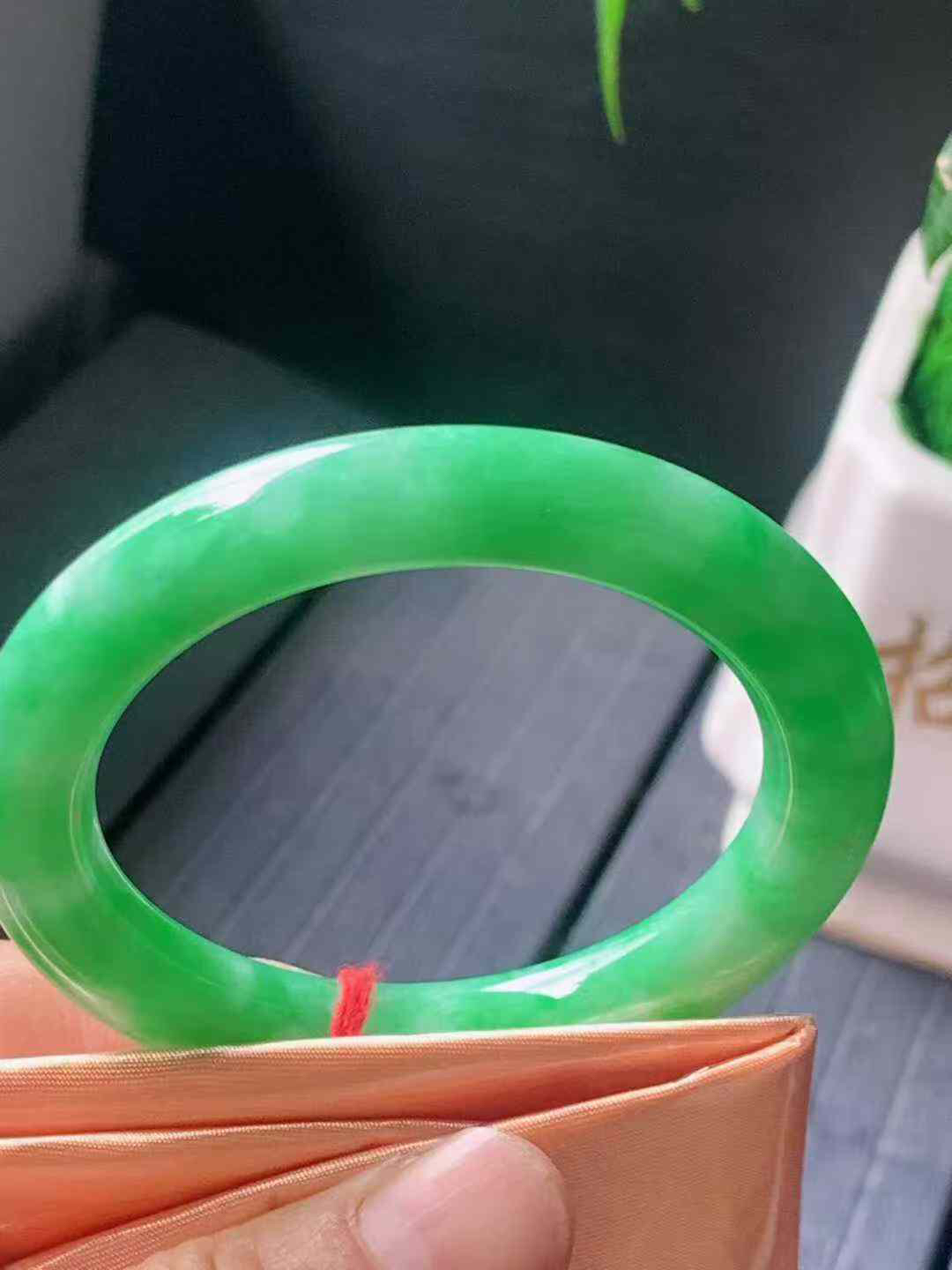 【翡翠名称】冰润飘阳绿50.8圈口圆条手镯
【翡翠尺寸】50.8/9.4/9.4mm适合52-53正圈口佩戴
【翡翠描述】宝贝种老水足，玉质细腻，色泽靓丽，性价比高，佩戴效果好！
【其它赠送】权威证书/精美挂绳盒子/支持全国复检