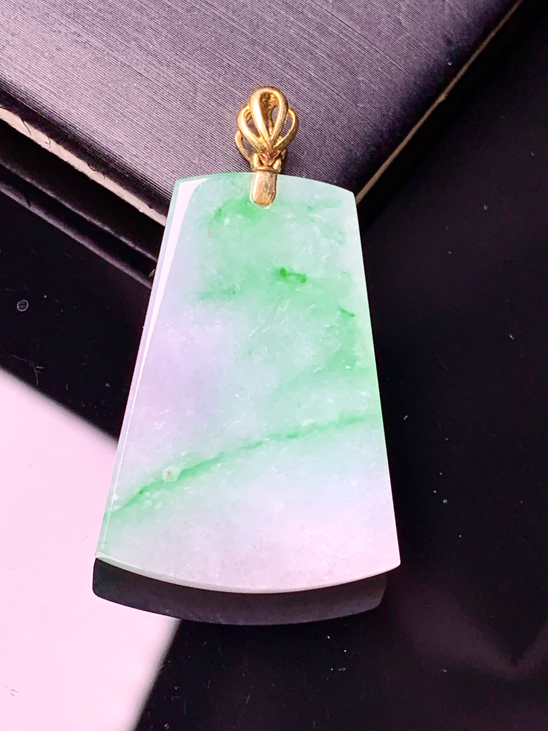 18k金钻镶嵌飘绿无事牌吊坠 玉质细腻 色泽艳丽清新 水润亮眼 整体尺寸35*20*3.8L4