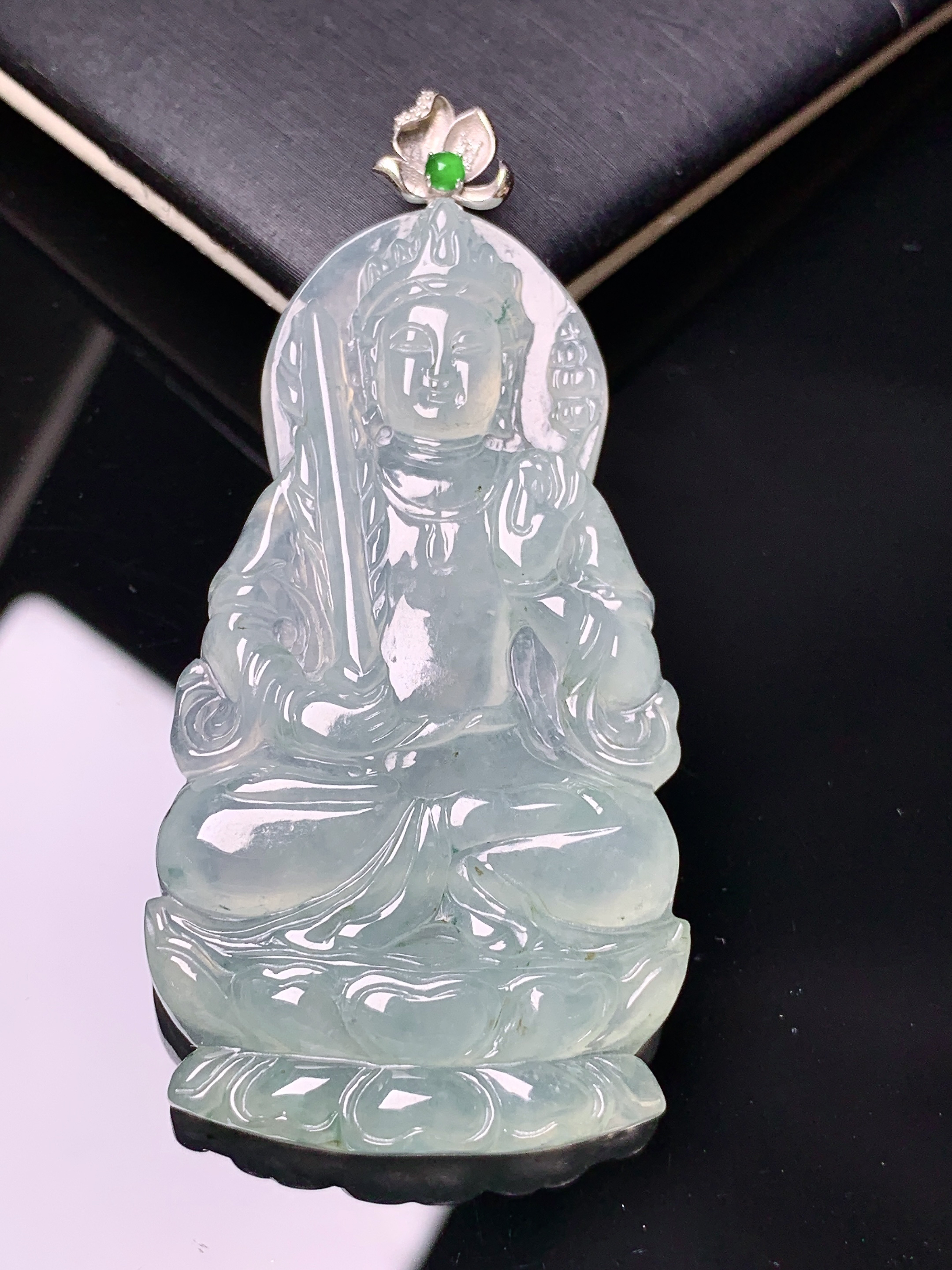 18k金镶嵌冰种大势至观音菩萨吊坠 玉质细腻 色泽艳丽清新 水润亮眼 整体尺寸58.8*27.8*5