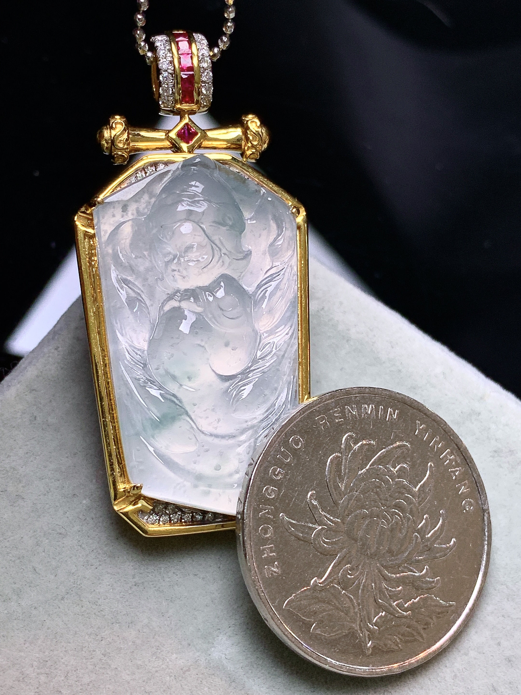 18k金钻镶嵌冰种宝宝观音吊坠 玉质细腻 色泽艳丽清新 水润亮眼 整体尺寸45.3*21.2*9.8m5