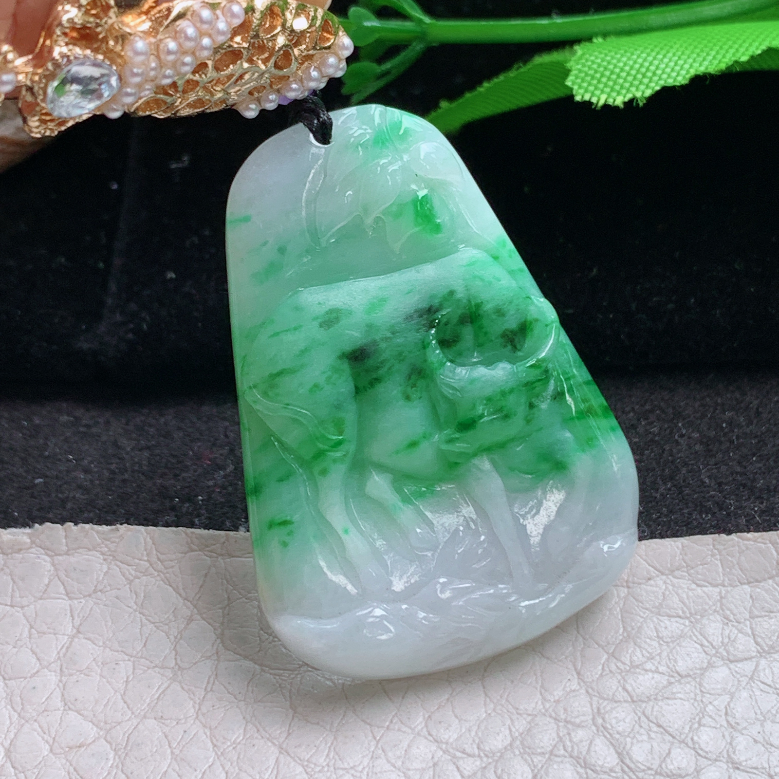 t实拍41*29.3*5.8缅甸翡翠A货精雕辣绿扭转乾坤 生肖立体牛玉吊坠 玉挂件