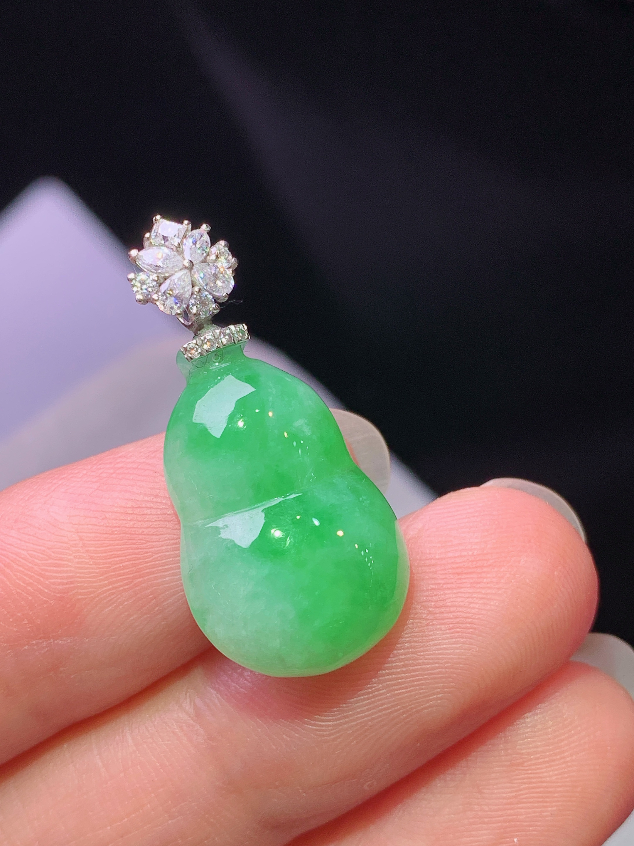 18k金钻镶嵌阳绿葫芦吊坠 玉质细腻 色泽艳丽清新 水润亮眼 整体尺寸27.7*13*6.2c1