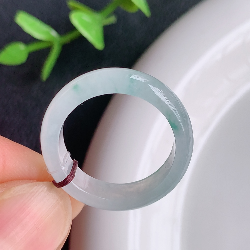 冰润飘花精美素圈翡翠戒指  玉质细腻  冰清玉润  飘花灵动  颜色漂亮  W 449.22内径尺寸