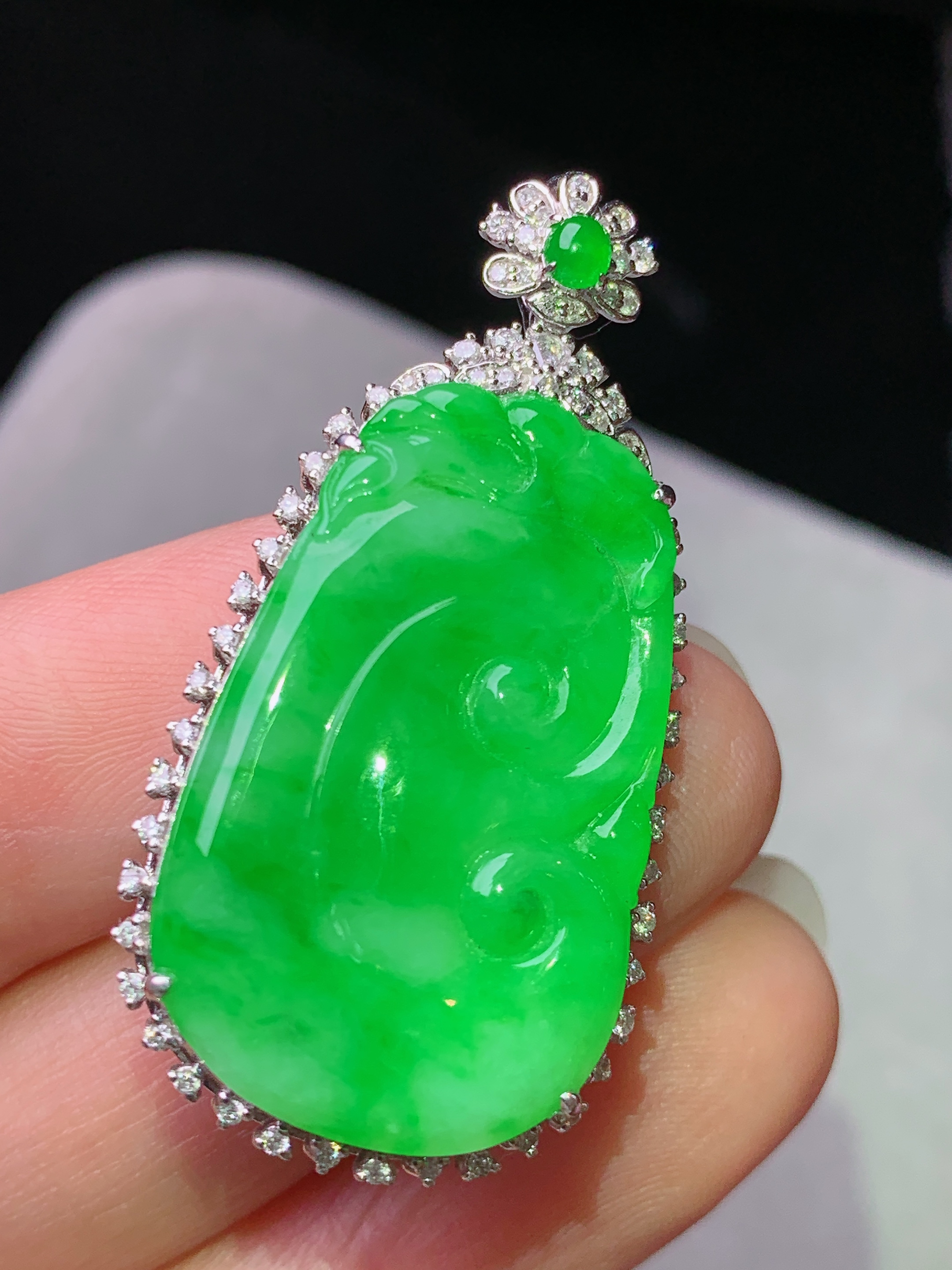 18k金钻镶嵌阳绿如意吊坠 玉质细腻 色泽艳丽清新 水润亮眼 整体尺寸40.6*20.2*7.5j3