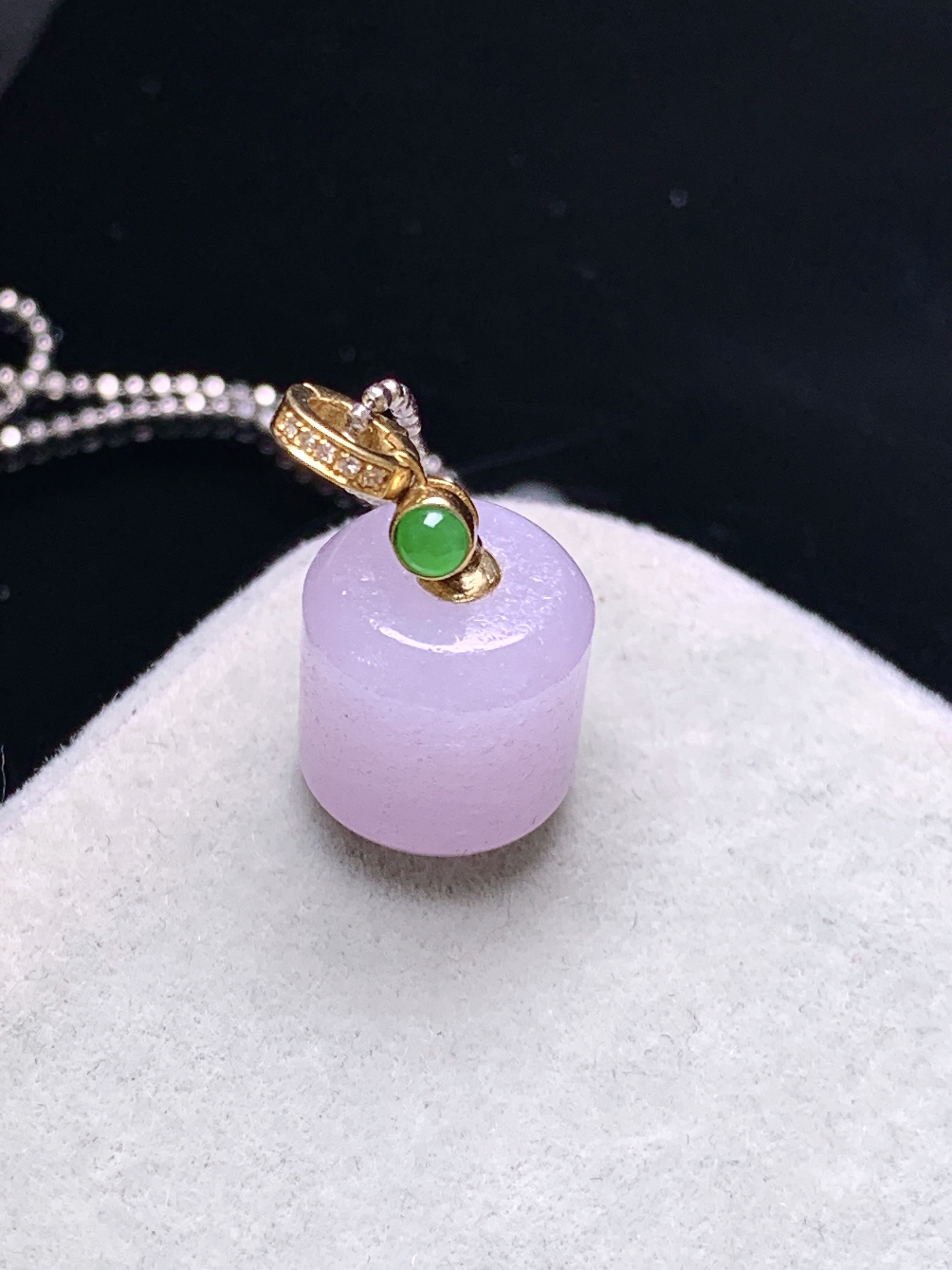 18k金钻镶嵌紫罗兰路路通吊坠 玉质细腻 色泽艳丽清新 水润亮眼 整体尺寸19.6*10.2*10.5b1