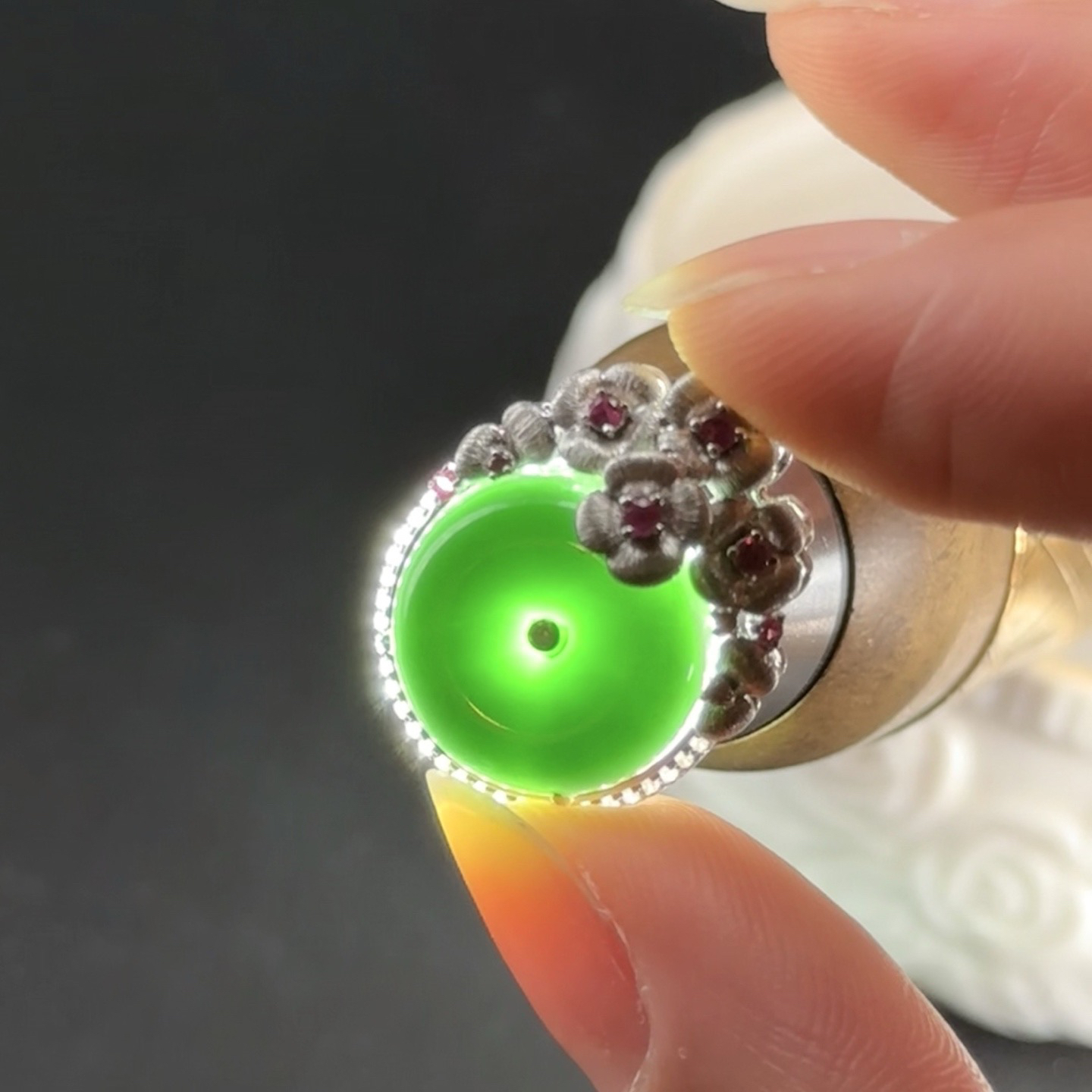 精品18k墨翠平安扣吊坠 种好色正 黑度极好 打灯通透 油性十足 重金豪镶 尺寸21.5