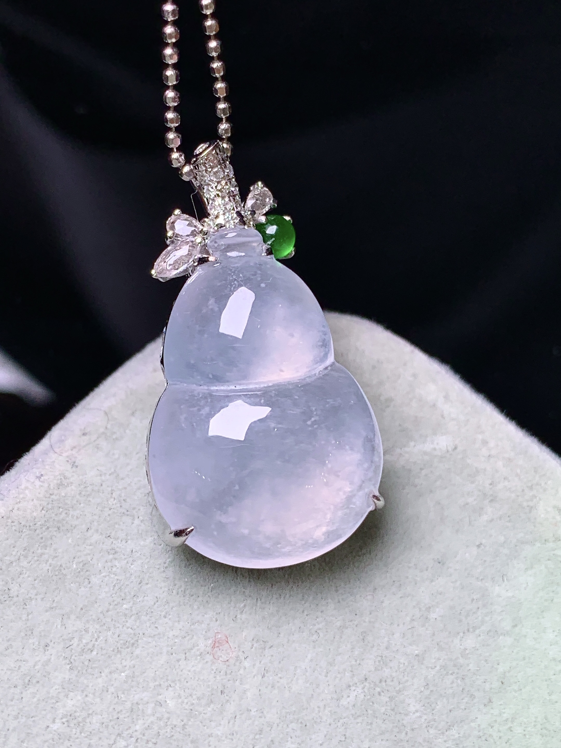 18k金钻镶嵌冰种葫芦吊坠 玉质细腻 色泽艳丽清新 水润亮眼 整体尺寸25.8*14*7yz