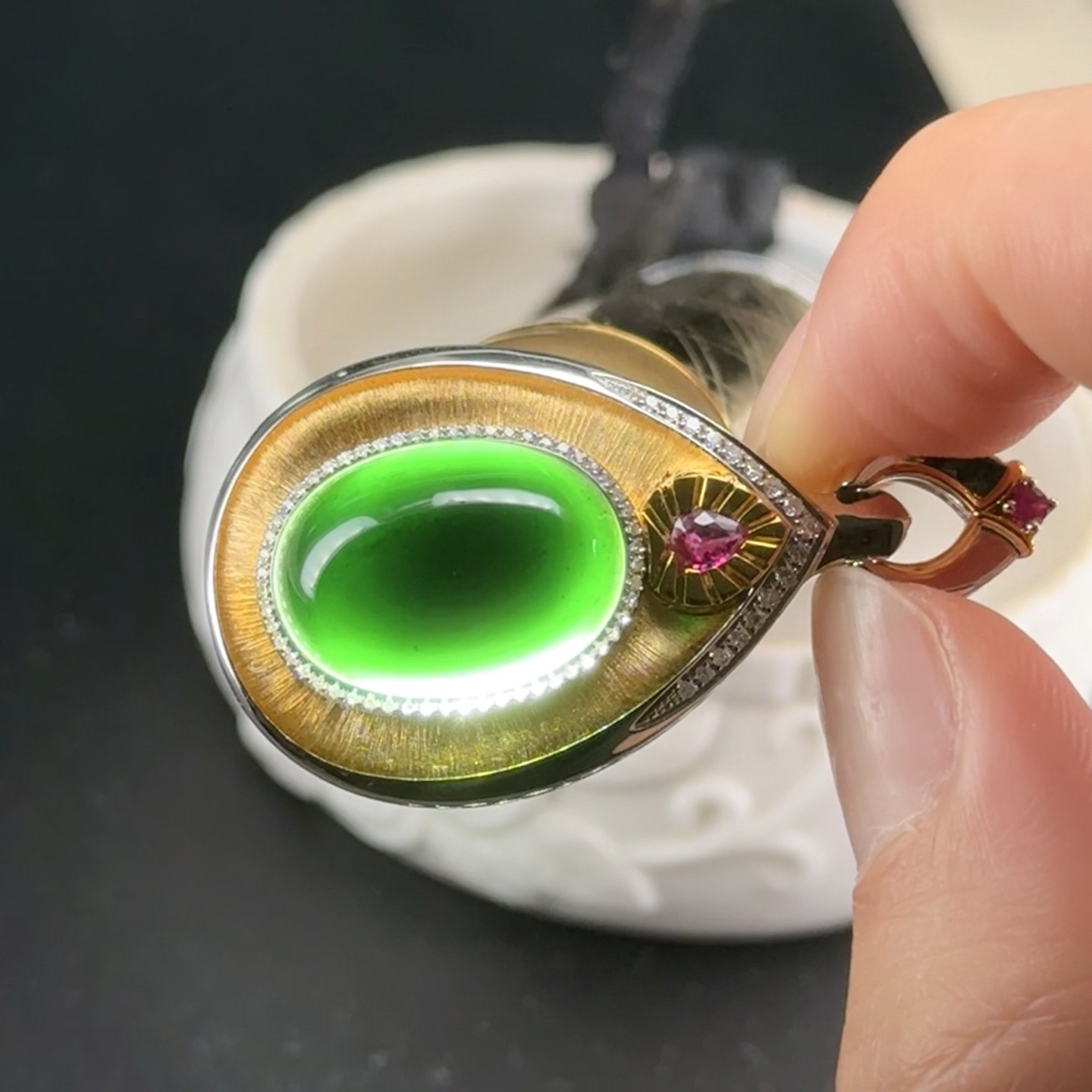 精品18k墨翠蛋面吊坠 种好色正 重金豪镶 打灯通透 黑度极好 尺寸43.6