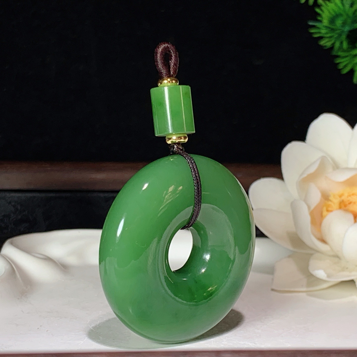 和田玉阳绿俄罗斯碧玉平安环怀古挂件 尺寸41/11重35.8克。玉质细腻油润。手推出油。佩戴高端典雅