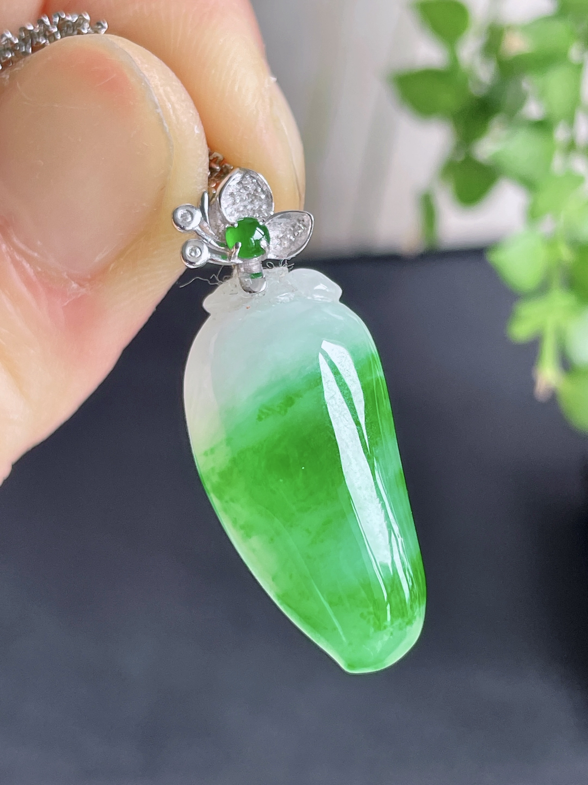 【镶嵌】冰飘绿花福瓜吊坠  
【说明】缅料 18k金镶嵌 性价比高 飘花
【整体】30.7
【裸石