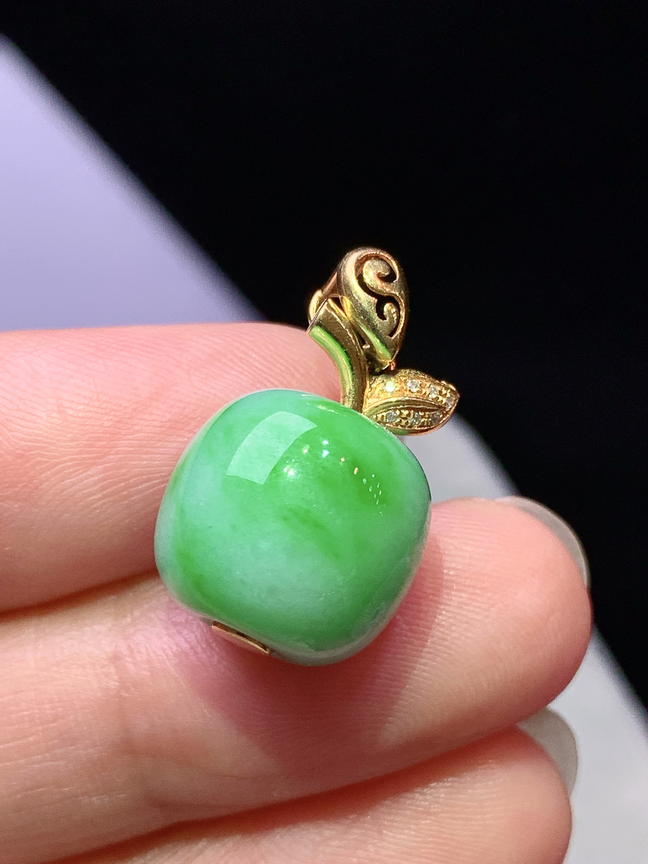 18k金钻镶嵌飘绿苹果吊坠 玉质细腻 色泽艳丽清新 水润亮眼 整体尺寸20.3*12.8*11.8b1