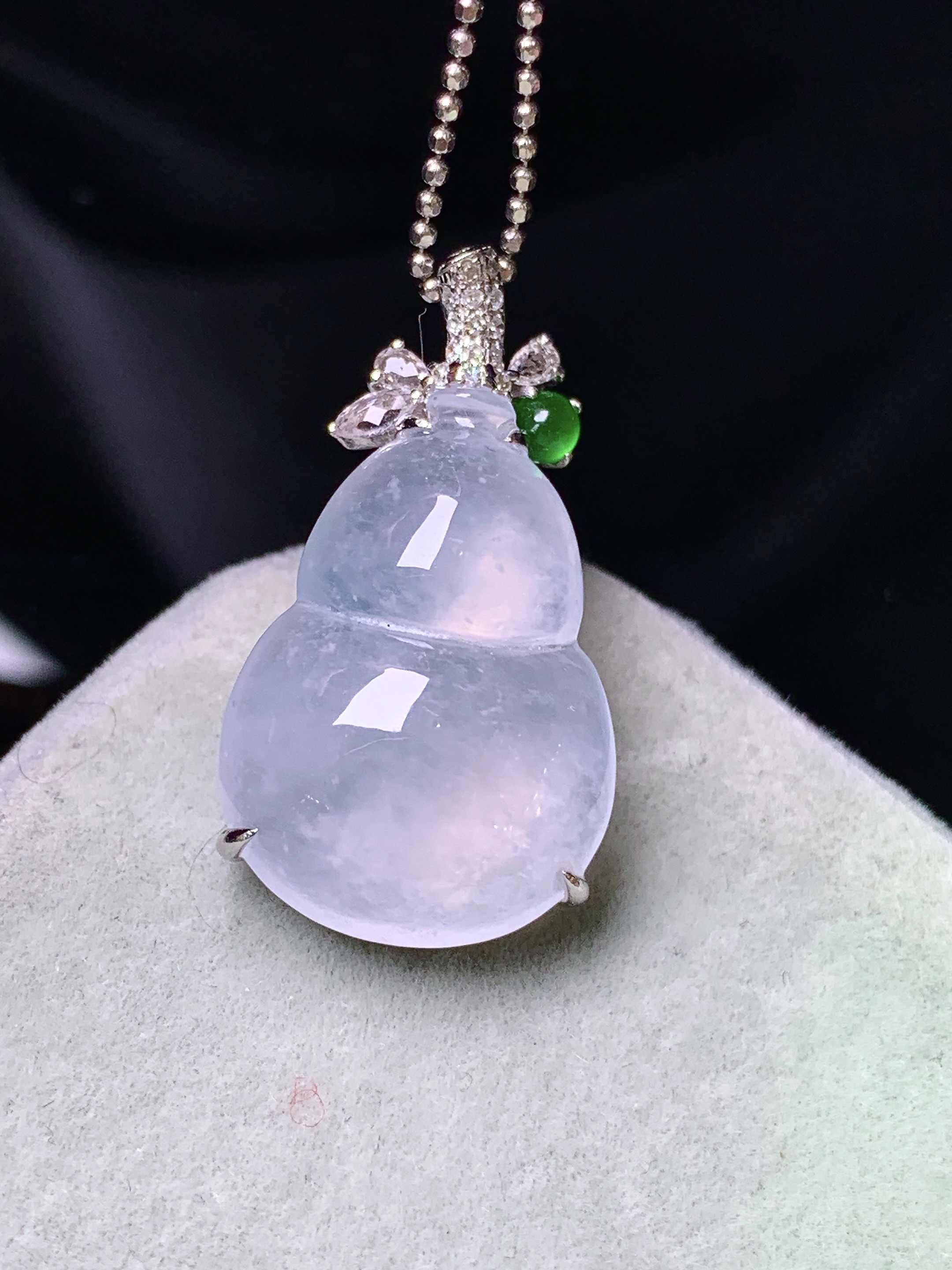 18k金钻镶嵌冰种葫芦吊坠 玉质细腻 色泽艳丽清新 水润亮眼 整体尺寸25.8*14*7yz