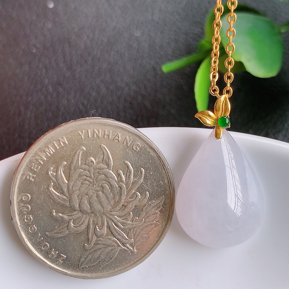 冰润水滴翡翠吊坠，款式新颖时尚，日常百搭的款。满满的份量感，清新自然的阳绿色，18k金伴钻镶嵌，上身效果优雅迷人！性价比超值  W1515.22尺寸：23-13.3-8.3mm