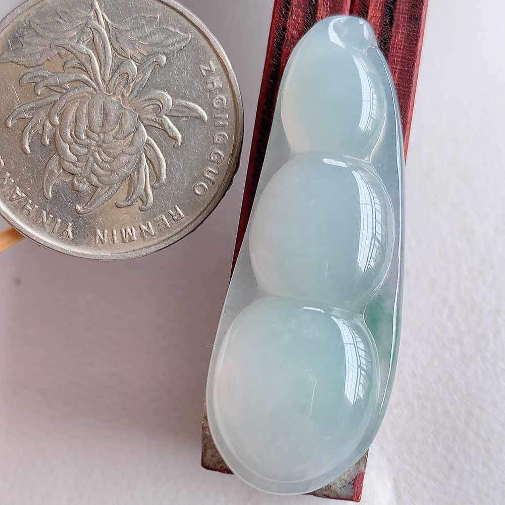 冰润飘花福豆翡翠挂件，老种飘花  冰清玉洁  胶感十足  寓意“四季平安，福气满满”颜色鲜艳，清新自然，饱满通透   W  357.22尺寸：42-15.5-5.8mm