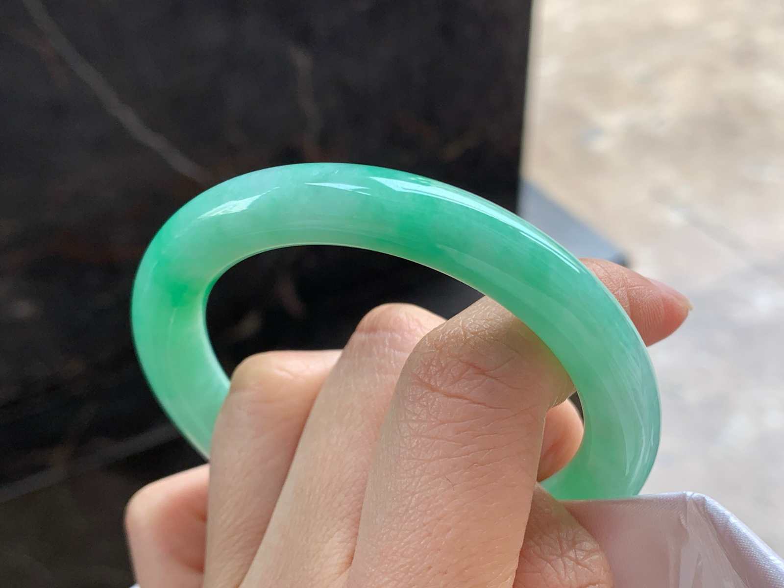 52.5-9.5

带色圆条手镯^_^玉质温润