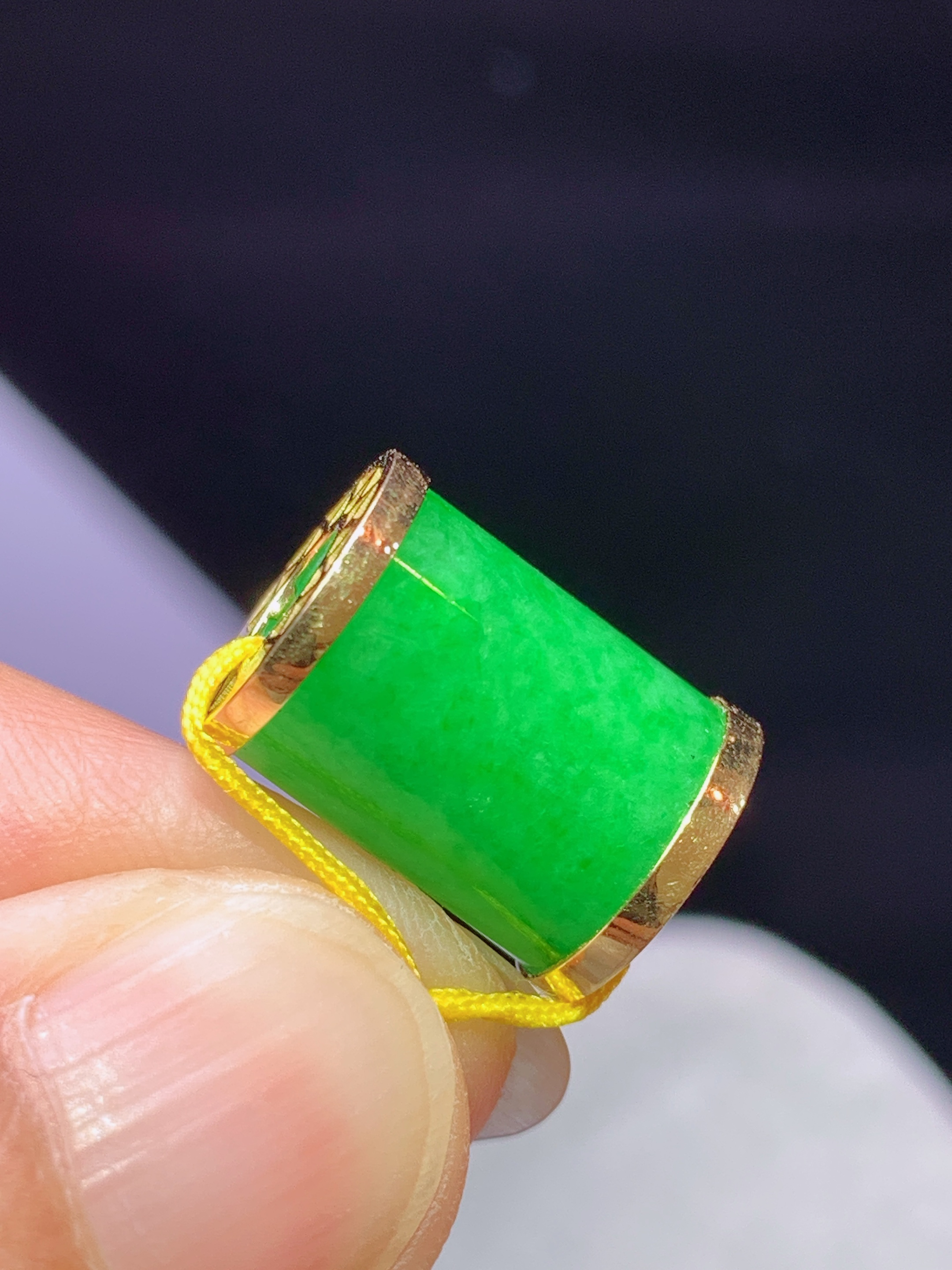 18k金镶嵌冰阳绿路路通吊坠 玉质细腻 色泽艳丽清新 水润亮眼 整体尺寸10*10*11.6b1