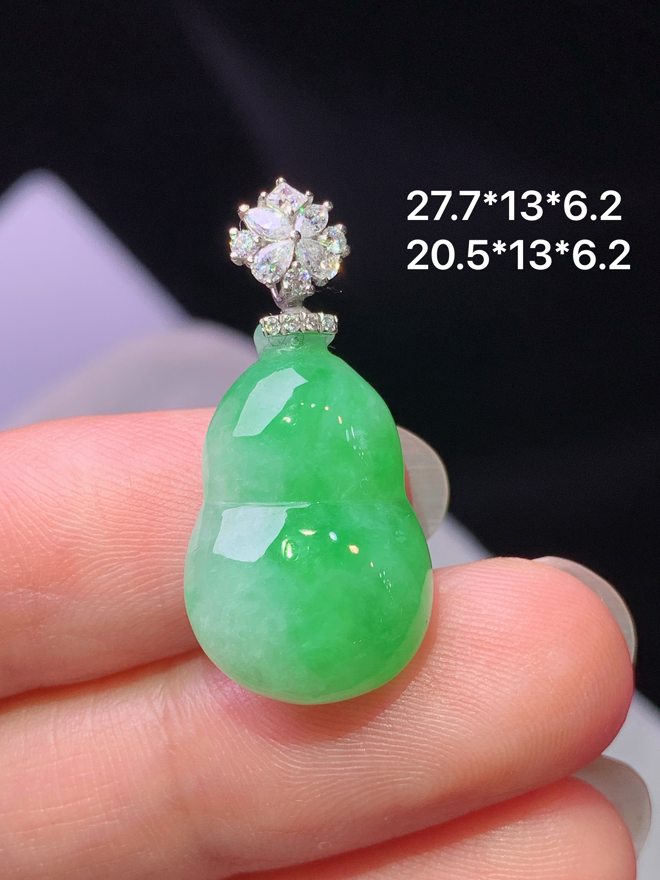 18k金钻镶嵌阳绿葫芦吊坠 玉质细腻 色泽艳丽清新 水润亮眼 整体尺寸27.7*13*6.2c1