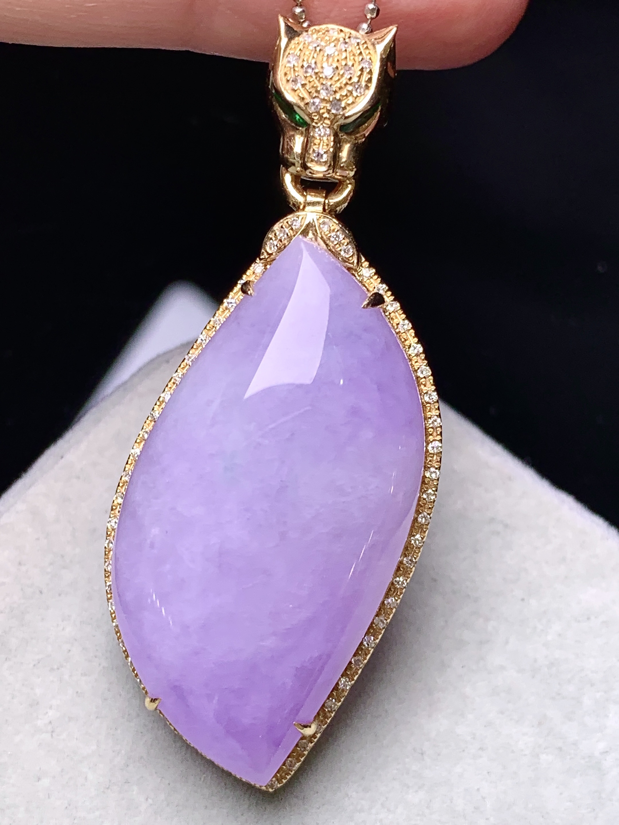 18k金钻镶嵌紫罗兰随形吊坠 玉质细腻 色泽艳丽清新 水润亮眼 整体尺寸47.5*19.8*8.8b1