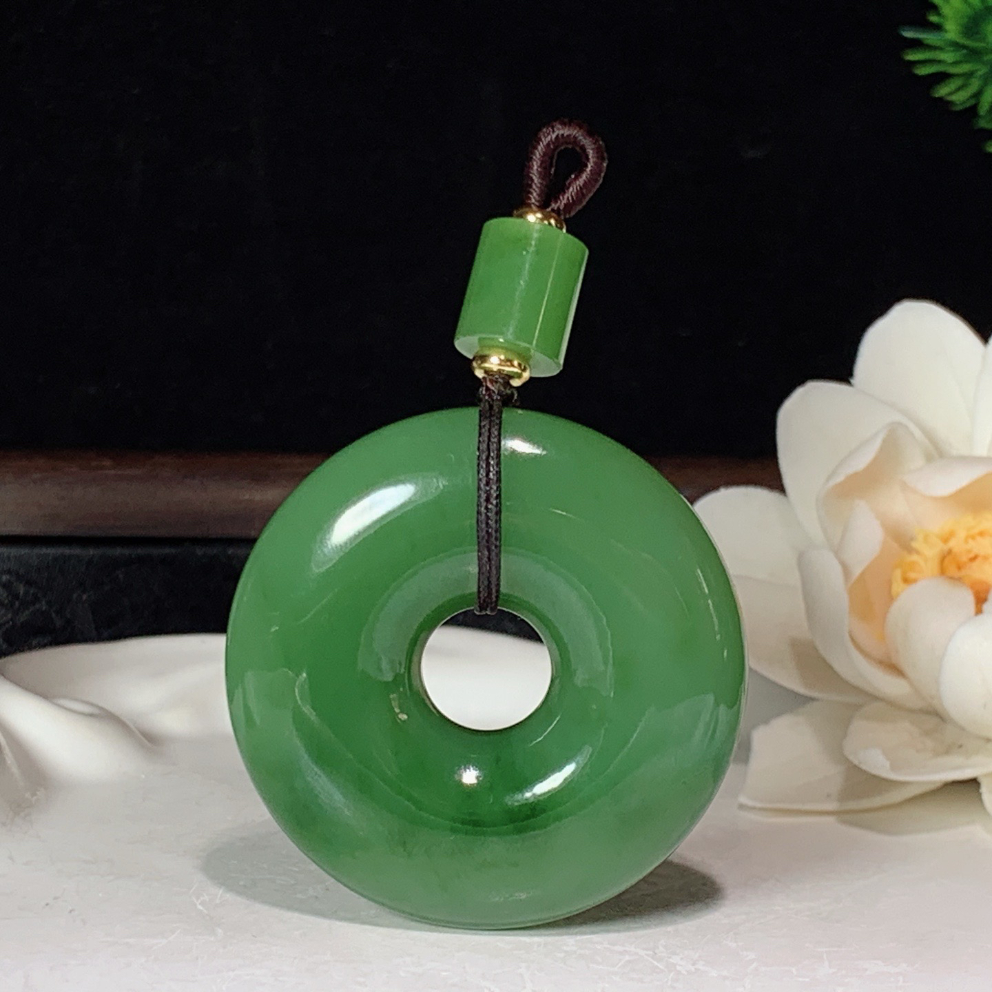 和田玉阳绿俄罗斯碧玉平安环怀古挂件 尺寸41/11重35.8克。玉质细腻油润。手推出油。佩戴高端典雅。lt260127