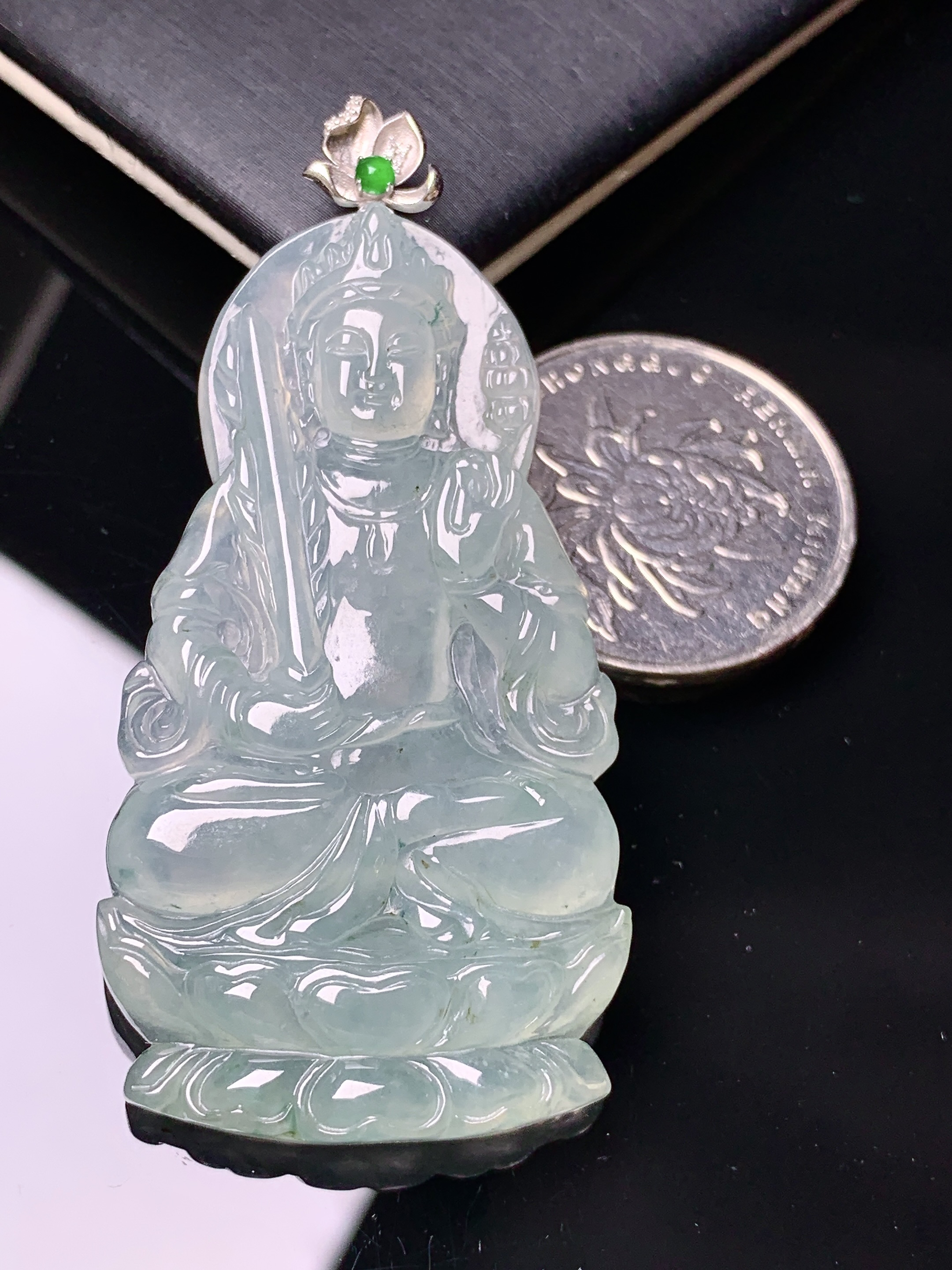 18k金镶嵌冰种大势至观音菩萨吊坠 玉质细腻 色泽艳丽清新 水润亮眼 整体尺寸58.8*27.8*5.5c1