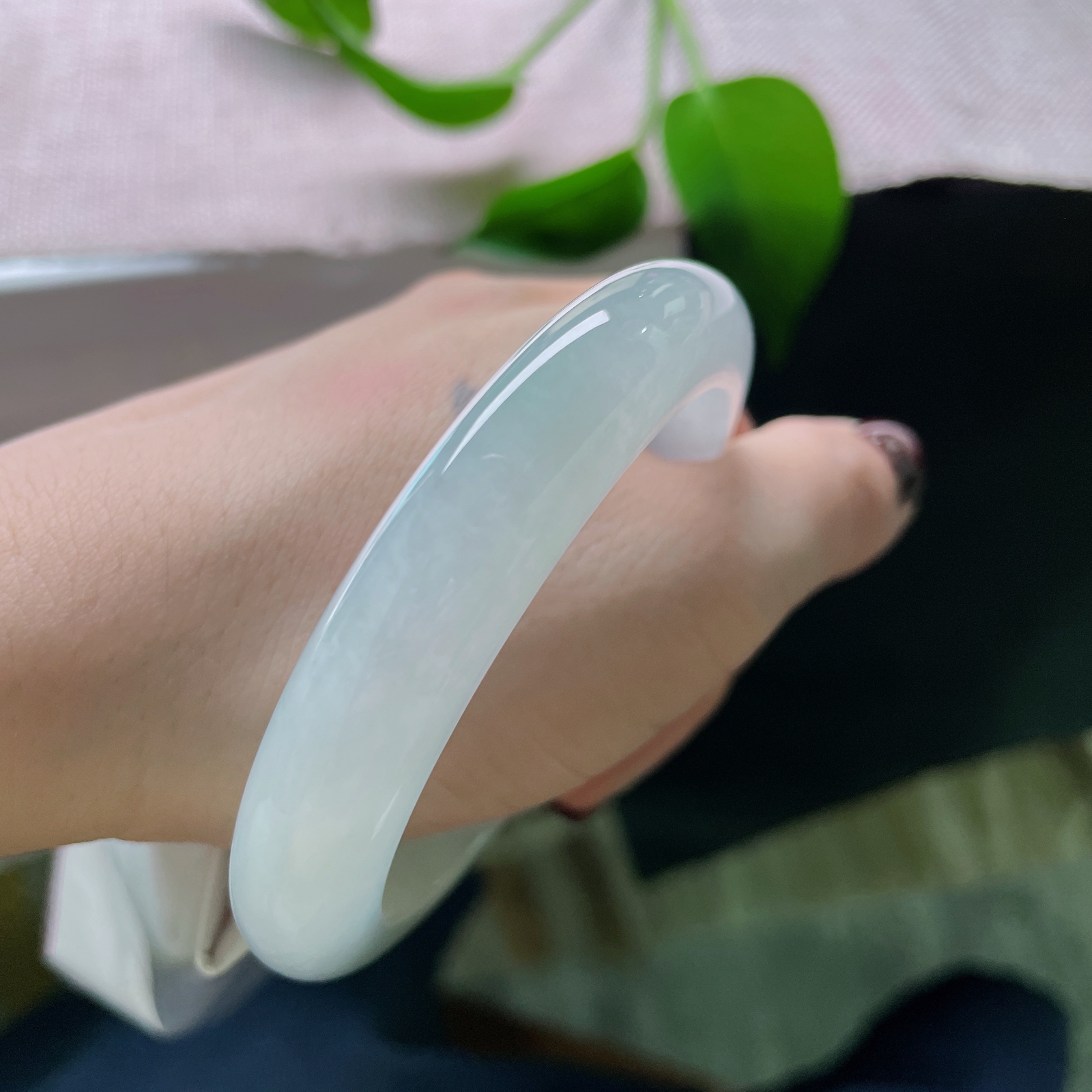 56.3/11.6/8.8，冰晴底正圈，腕上一轮冰月，映得出红尘，却不染尘..ss49462a