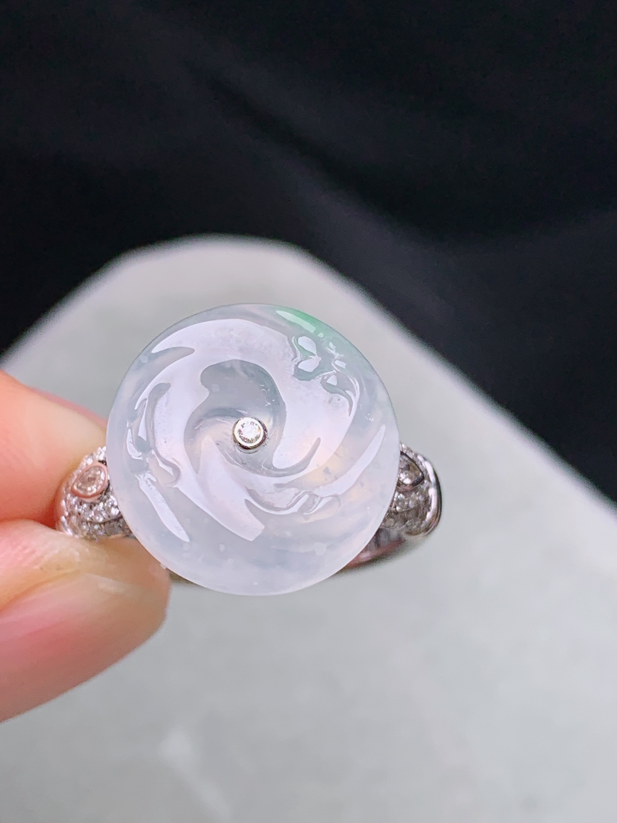 18k金钻镶嵌冰种平安扣戒指 玉质细腻 色泽艳丽清新 水润亮眼 圈口14 整体尺寸14*5.8m5