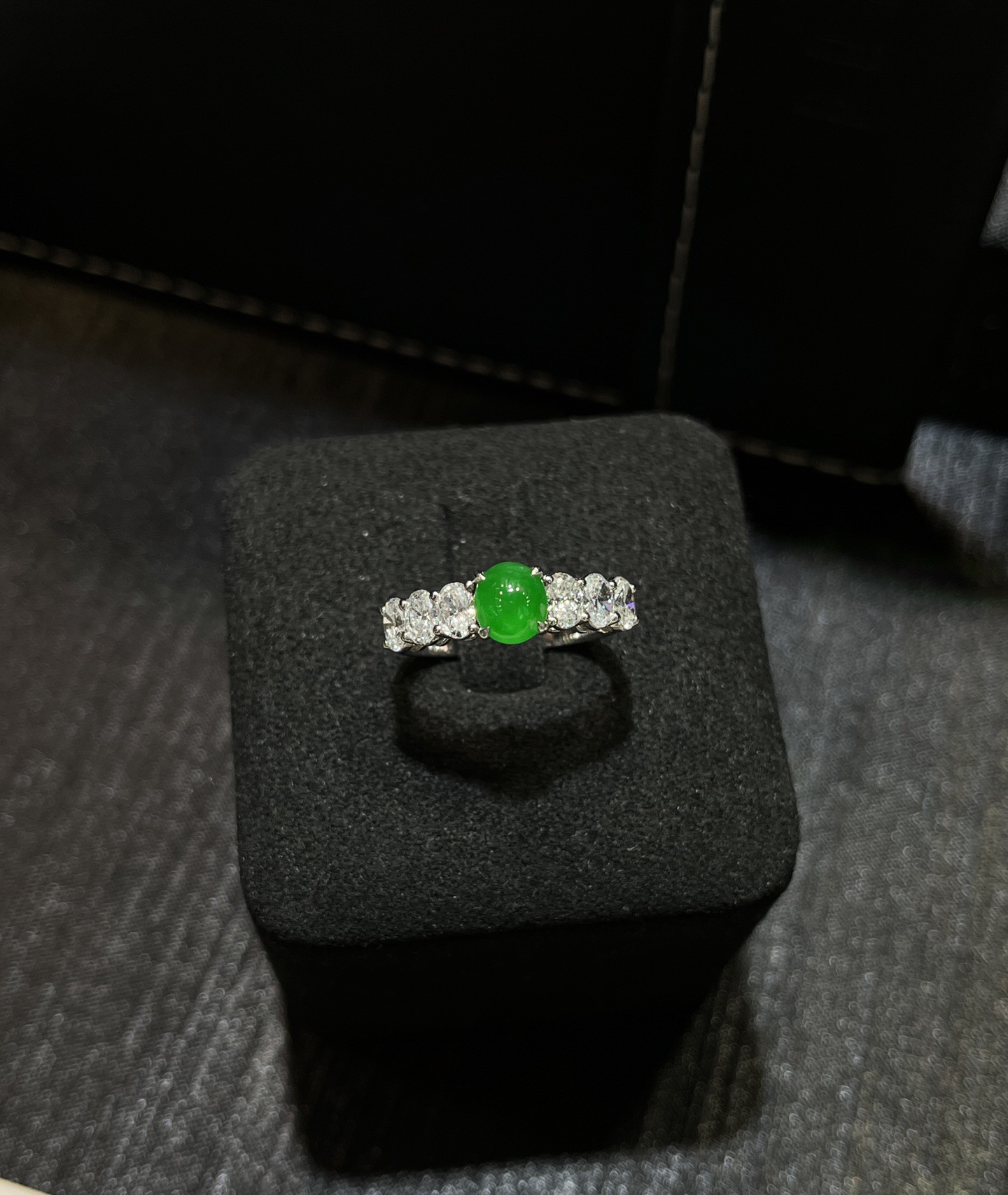 种好满色裸镶蛋面耳钉，戒指（一套价）
尺寸看图一
18k金镶嵌..