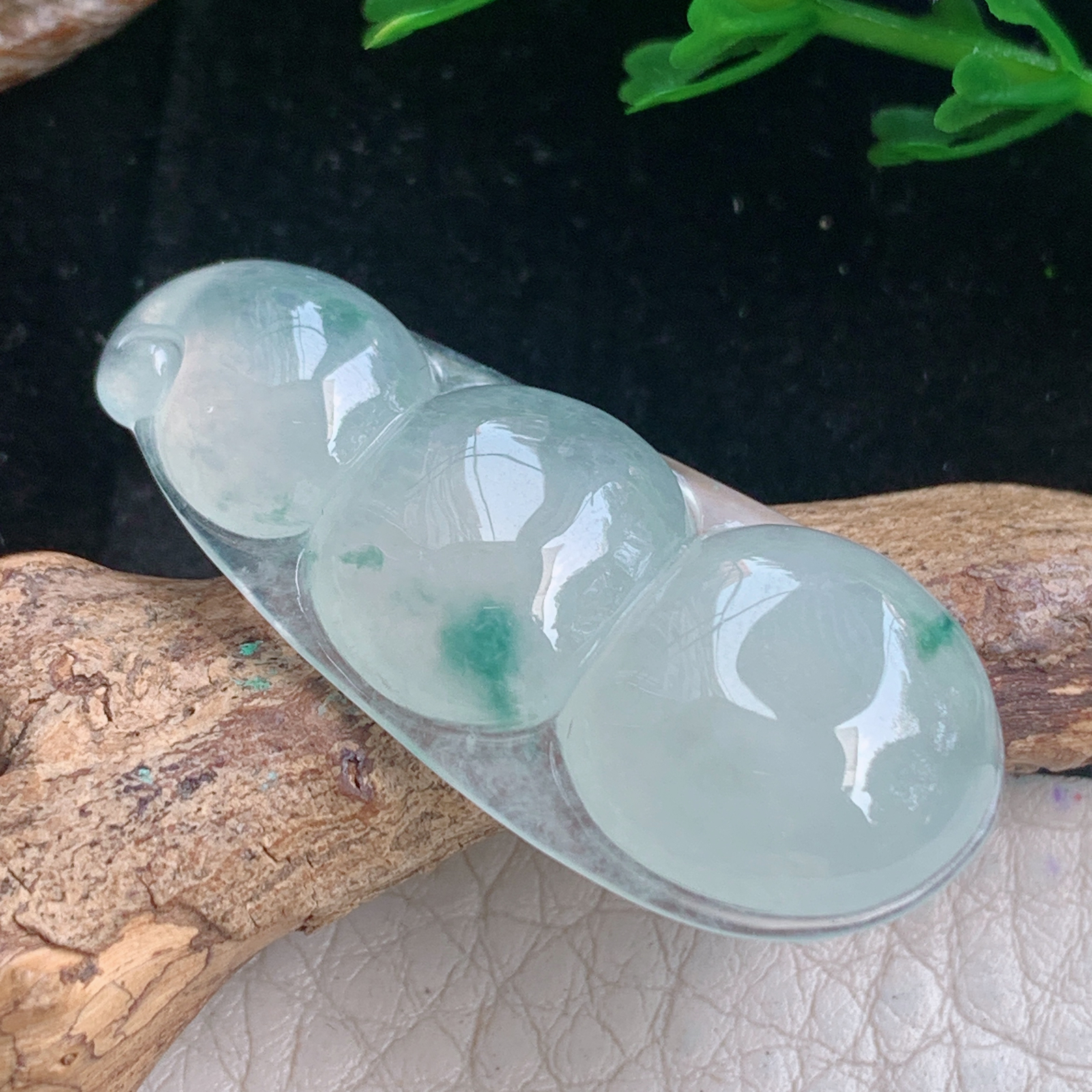 lz实拍37.5*17.3*6天然缅甸翡翠冰飘花饱满平安豆 福豆玉吊坠 玉挂件