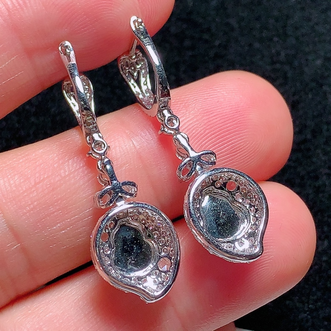 ️18k金镶嵌冰种阳绿葫芦耳坠，种老水头好，又冰又润，饱满无裂：34.2/11/6.5mm裸石：7.5/6.6/2.2mm，编号