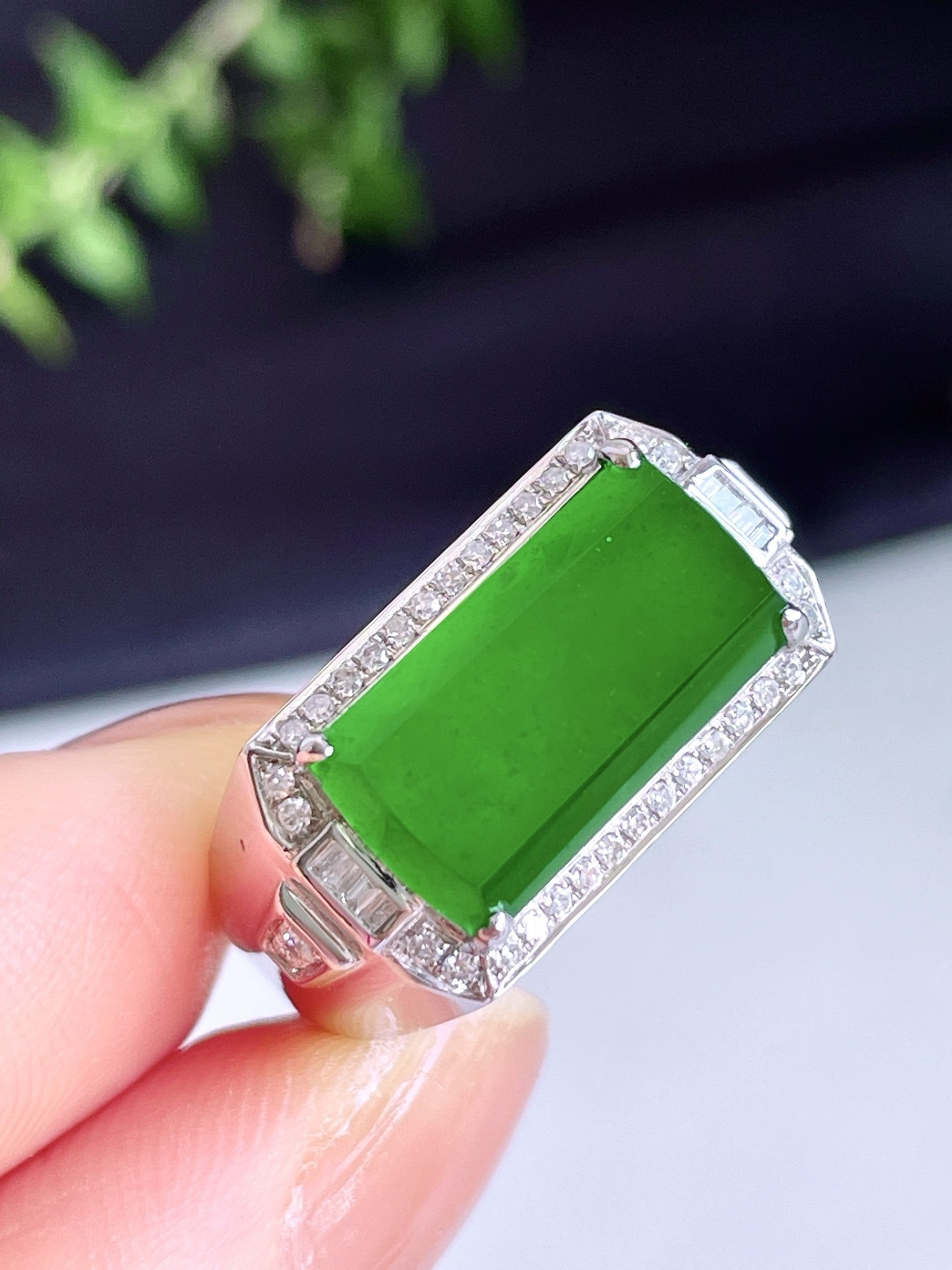 冰辣绿马鞍戒指，18k金镶嵌，无裂，性比高，15.6/7.8/2.4，22号，8克