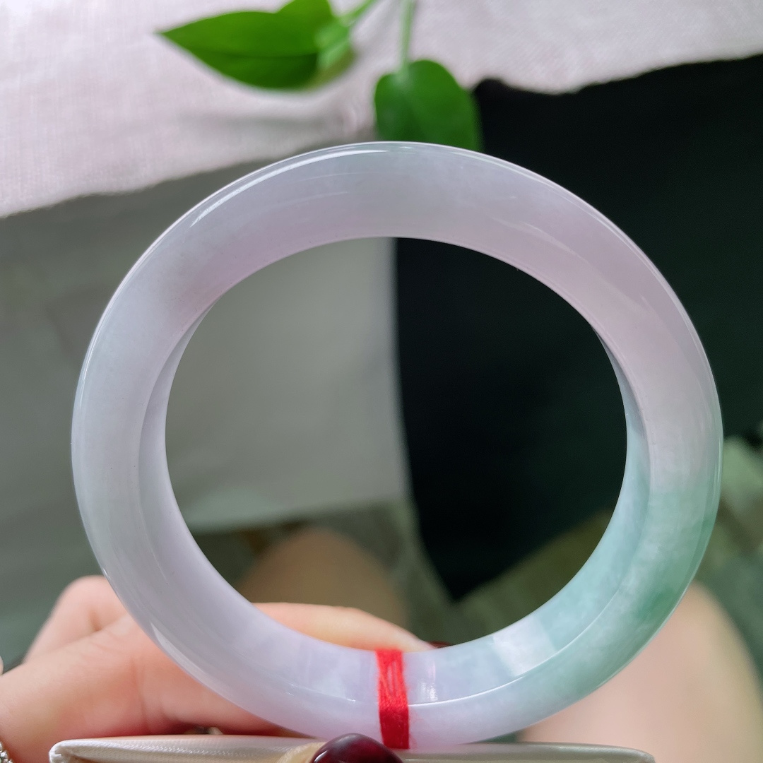 56.7/12.1/8.9，淡紫正圈，飘花点缀，从容自若不失优雅气质，质地温润，无裂，ss50009a