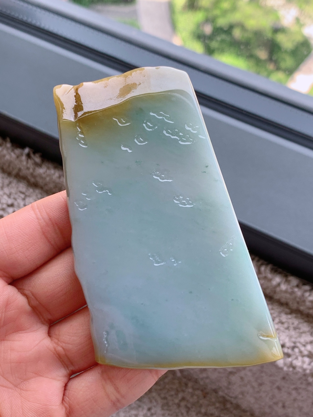 ️冰黄翡/冰晴水牌子料/片料/板料/特色料，可做牌子、人物、山水、动物、花件……等推荐参考，101.2/55/7，102.9克，材料优选，晴水生烟色，黄翡凝暖光。这方冰黄翡料，如将暮春的晴光与浅金融于玉间，冰润的底色漾着远山淡青，边角的暖黄似夕照落溪，清润中带着温柔的暖意，将山野晨昏的灵秀，都凝于这一方方寸之间。