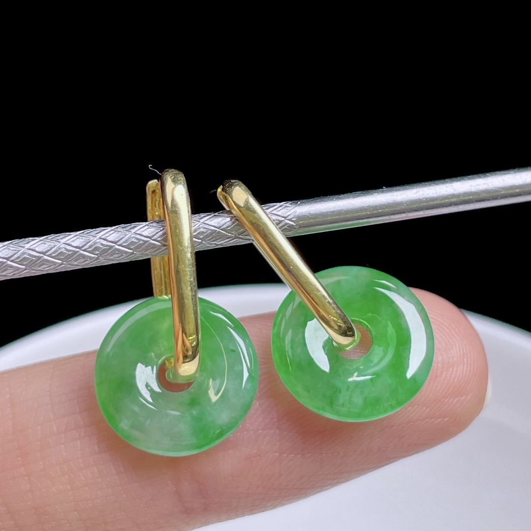 ️ 冰阳绿甜甜圈耳坠，色泽浓郁，种老水润，18k金镶嵌：20，裸石：11.8/2.6