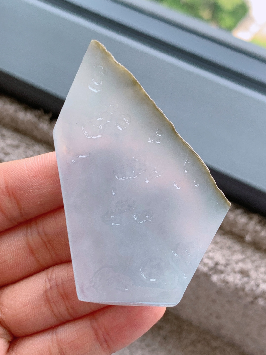 ️白冰/牌子料/片料/板料/特色料，可做牌子、人物、山水、动物、花件……等推荐参考，76.8/44.3/6.2，38.7克，冰魄凝清露，玉心映月华。如将寒潭月色凝于方寸，这方白冰料自带清透空灵的禅意，冰底莹润似霜，柔光内敛如月华，不染一丝尘杂，以极简的清宁，诠释着玉石的纯粹之美。