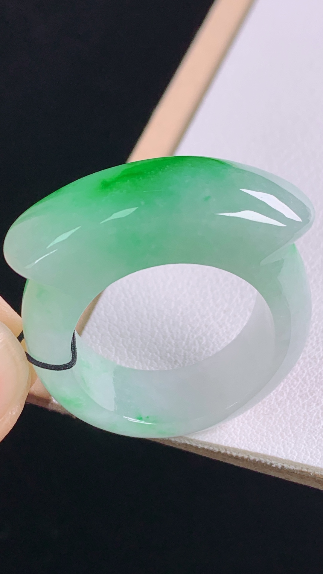 ️冰飘绿扳指，色辣色艳，底子细腻，无裂，尺寸:20.3/10.9/7.0mm，编号21