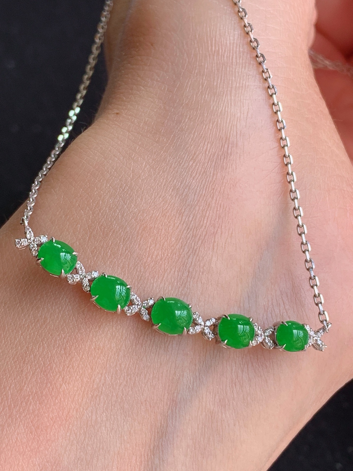 ️，18k镶嵌冰绿锁骨链，，裸石尺寸：5/4/7