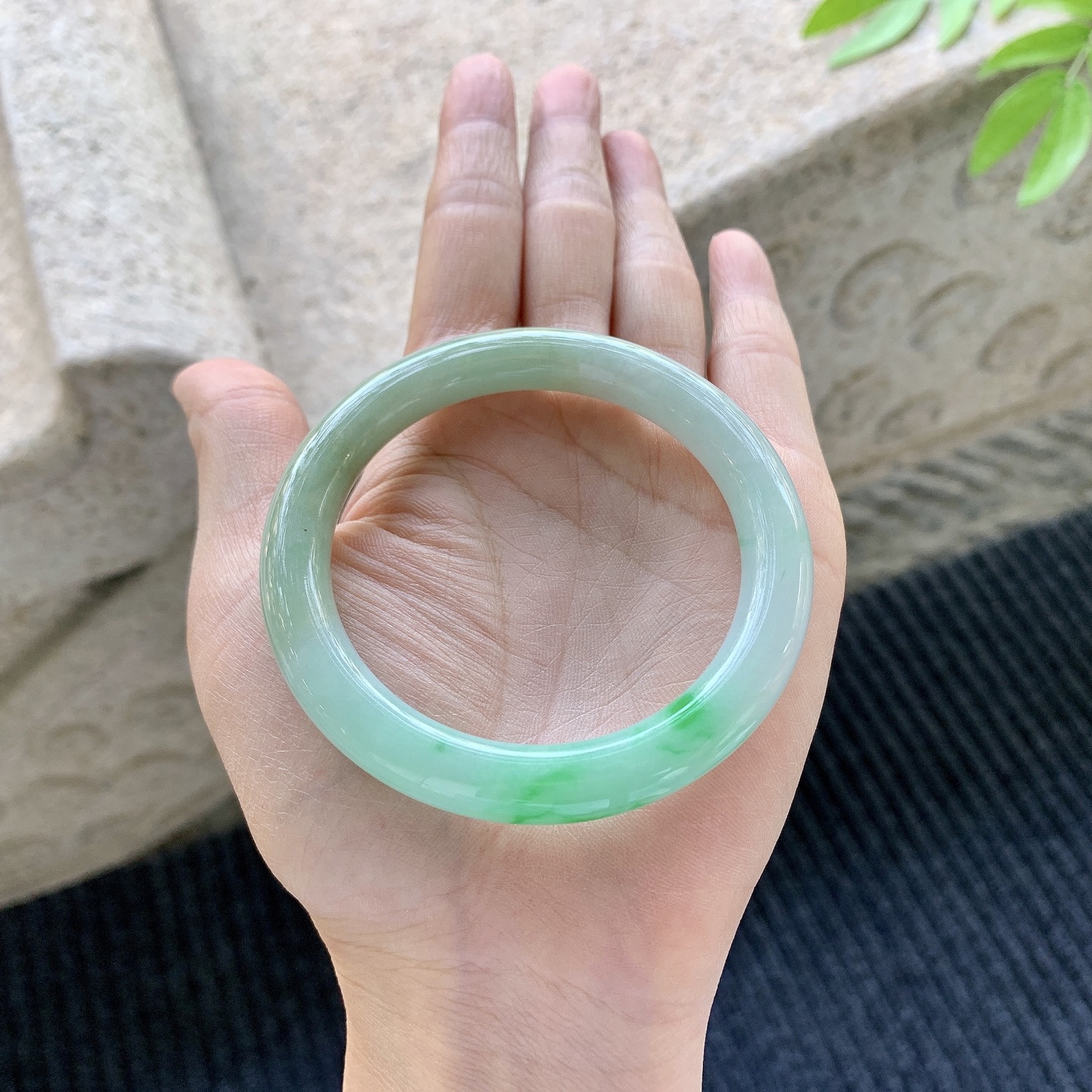 圆条53 54，圈口54/8.7/9，编码BA080471，描述飘绿，水润，种老，细腻，打灯有棉线