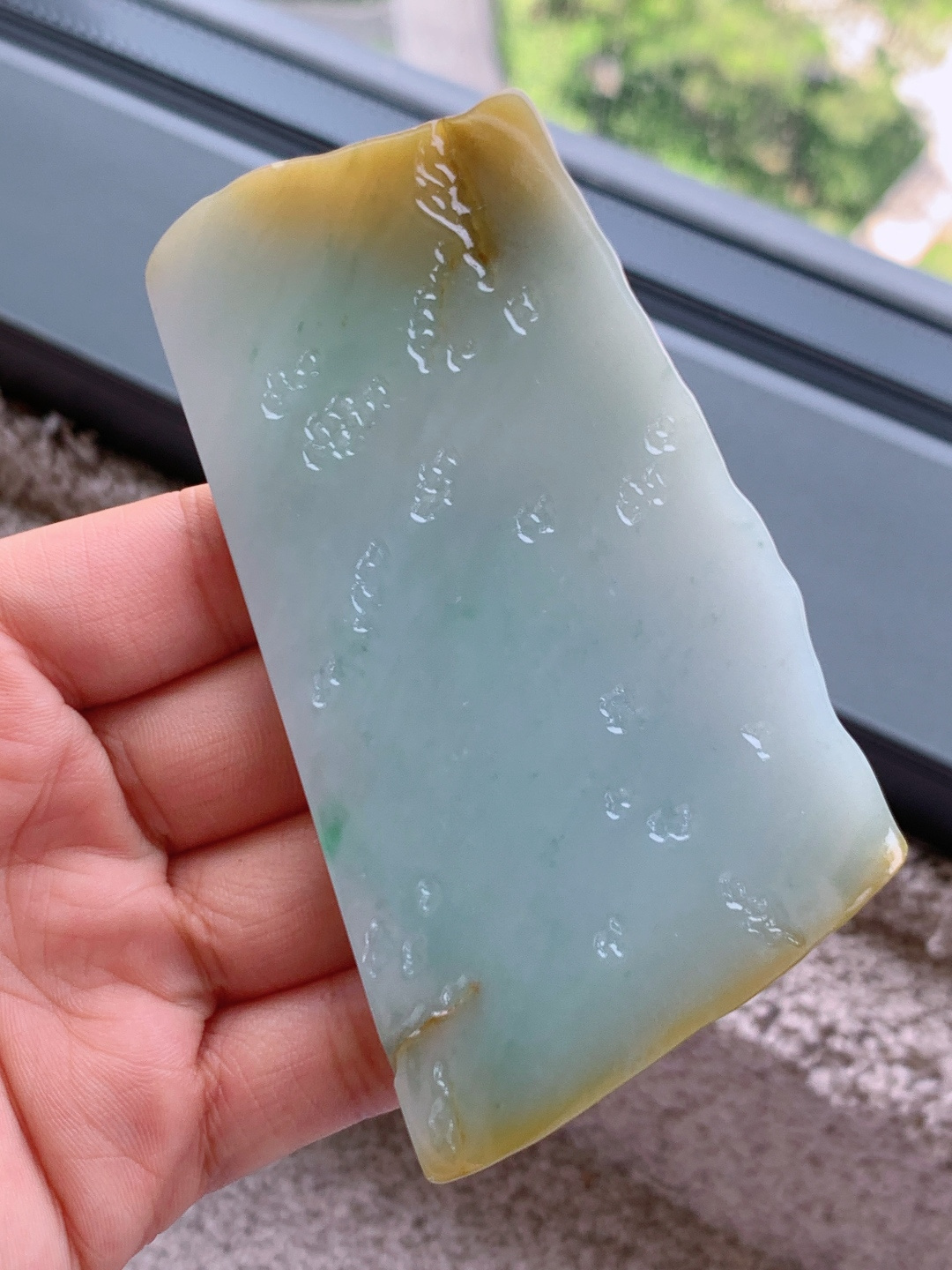 ️冰黄翡/冰晴水牌子料/片料/板料/特色料，可做牌子、人物、山水、动物、花件……等推荐参考，101.2/55/7，102.9克，材料优选，晴水生烟色，黄翡凝暖光。这方冰黄翡料，如将暮春的晴光与浅金融于玉间，冰润的底色漾着远山淡青，边角的暖黄似夕照落溪，清润中带着温柔的暖意，将山野晨昏的灵秀，都凝于这一方方寸之间。