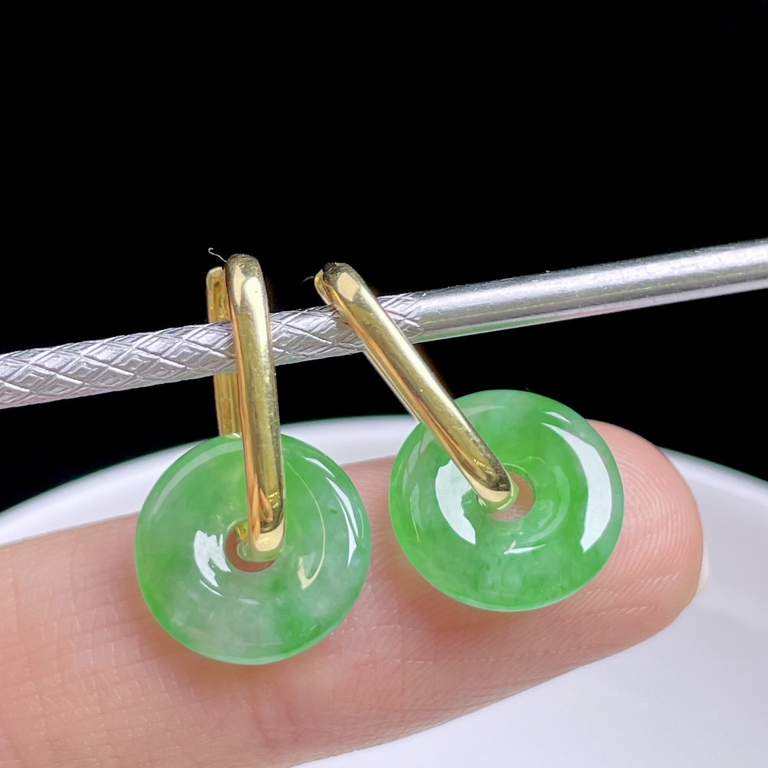 ️ 冰阳绿甜甜圈耳坠，色泽浓郁，种老水润，18k金镶嵌：20，裸石：11.8/2.6