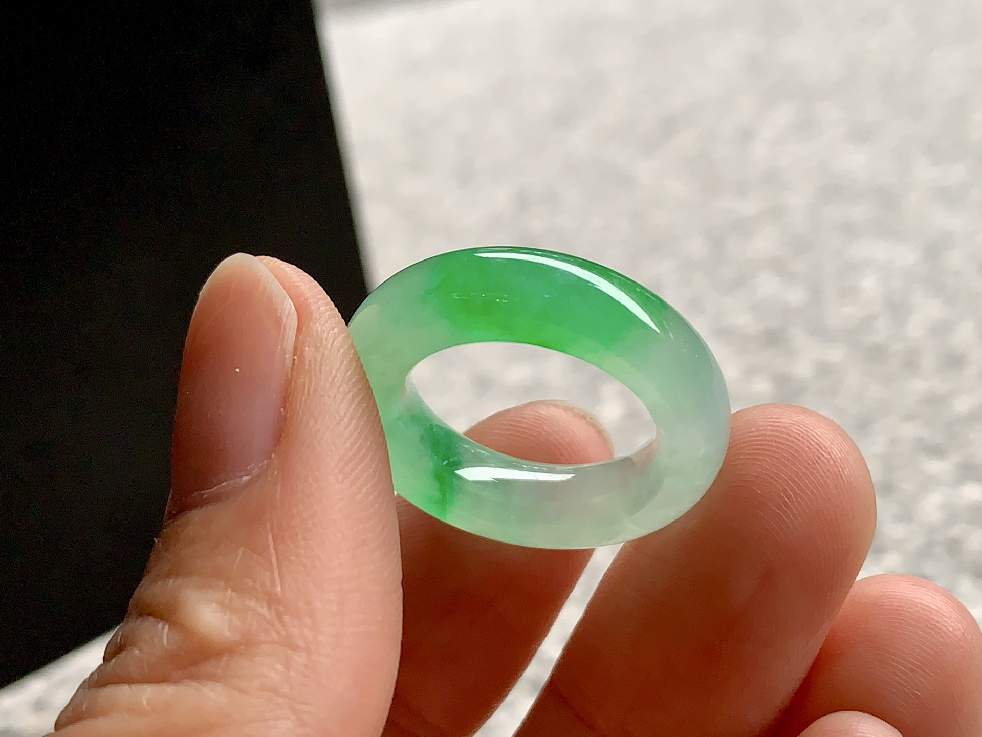 ️ 手指间一抹绿•翡翠戒圈，尺寸6.1×5.1内径16.4圈口11